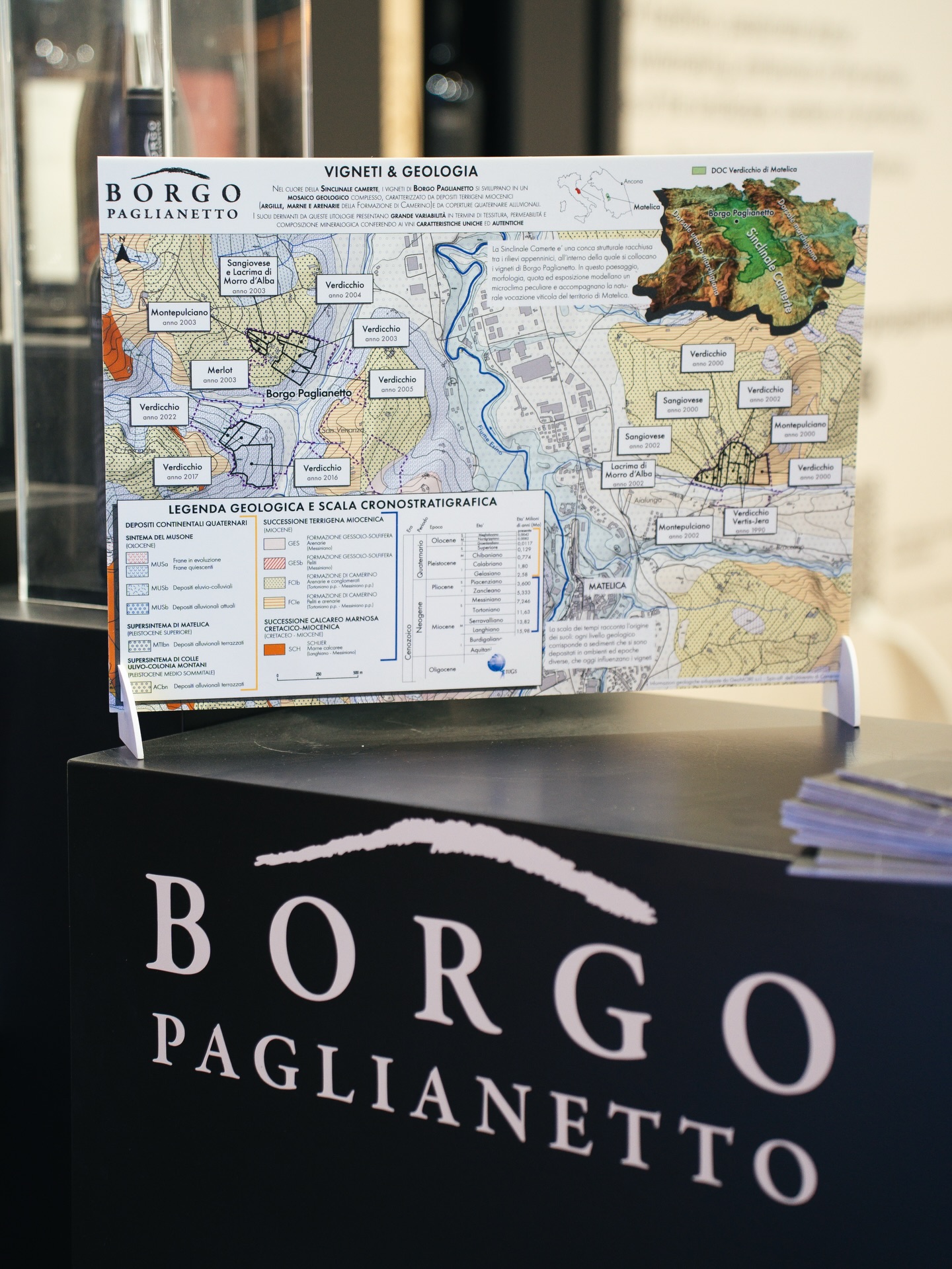 Frutto di una collaborazione con lo spin-off dell’Università di Camerino, Geomore, abbiamo presentato in anteprima a Vinitaly 2026 una carta geologica dei nostri vigneti.
Uno strumento di straordinaria precisione, capace di aiutarci a raccontare e interpretare tutte le molteplici sfumature dei prodotti dei vigneti Borgo Paglianetto.
Born from a collaboration with the spin-off of the Università di Camerino, Geomore, we unveiled a geological map of our vineyards at Vinitaly 2026.
A powerful and refined tool, designed to interpret and express all the nuances of the grapes variety of Borgo Paglianetto wines.
#borgopaglianetto #verdicchiodimatelica #sinclinalecamerte #geologia #vinitaly2026