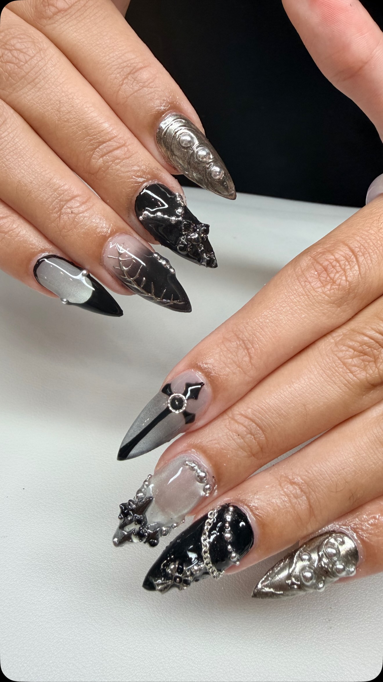 If looks could kill… 🔪🖤
For the ones who don’t do basic 💅🏽🖤
#CoutureClaws #3DNails #ChromeNails #LuxuryNails #KonaNails