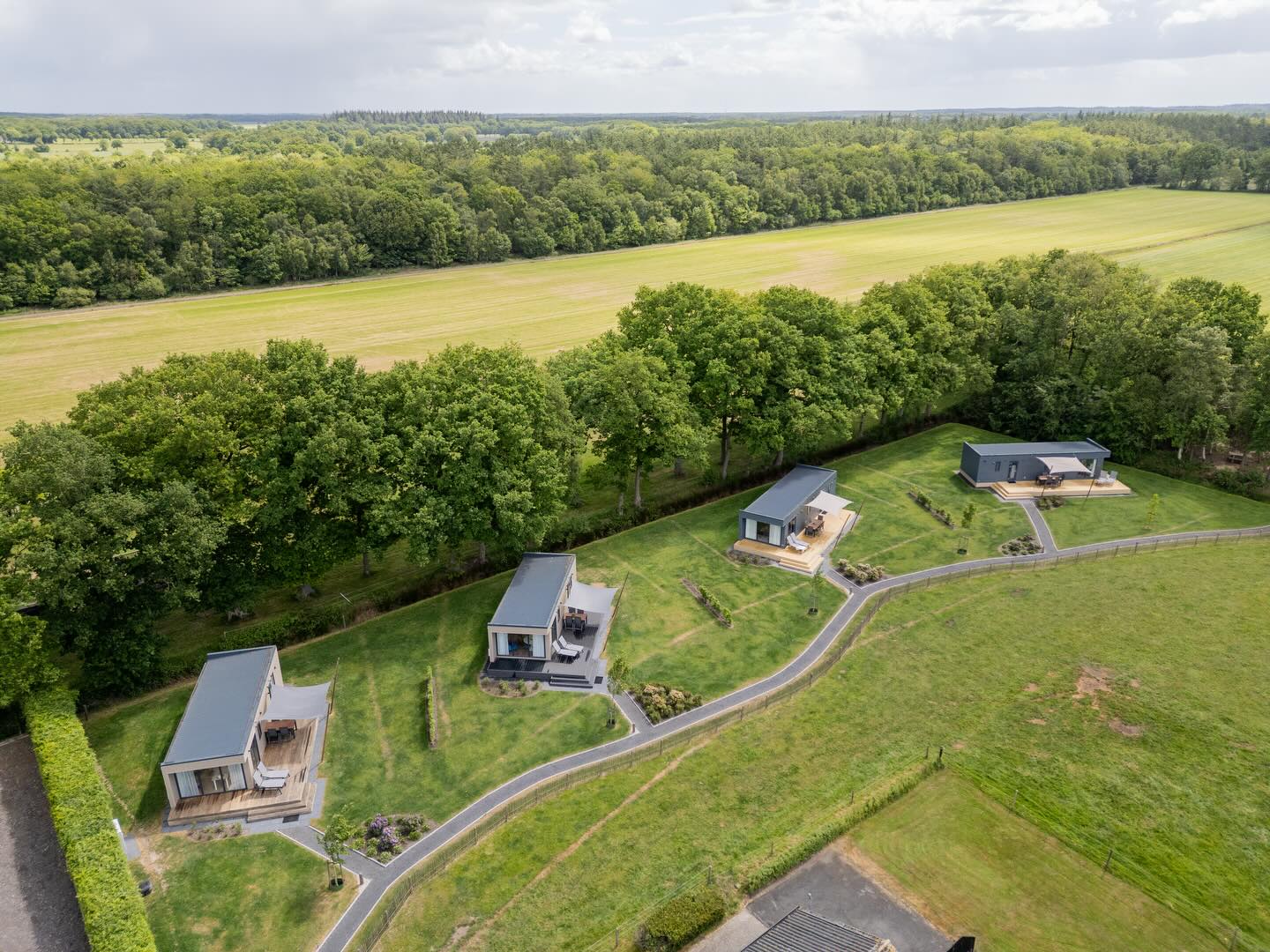 Trots op deze plek 💚
Ons kleinschalige gastenverblijf met chalets en een B&B: een oase van rust, omringd door groen. Hier draait alles om ontspannen, genieten en even helemaal weg zijn.