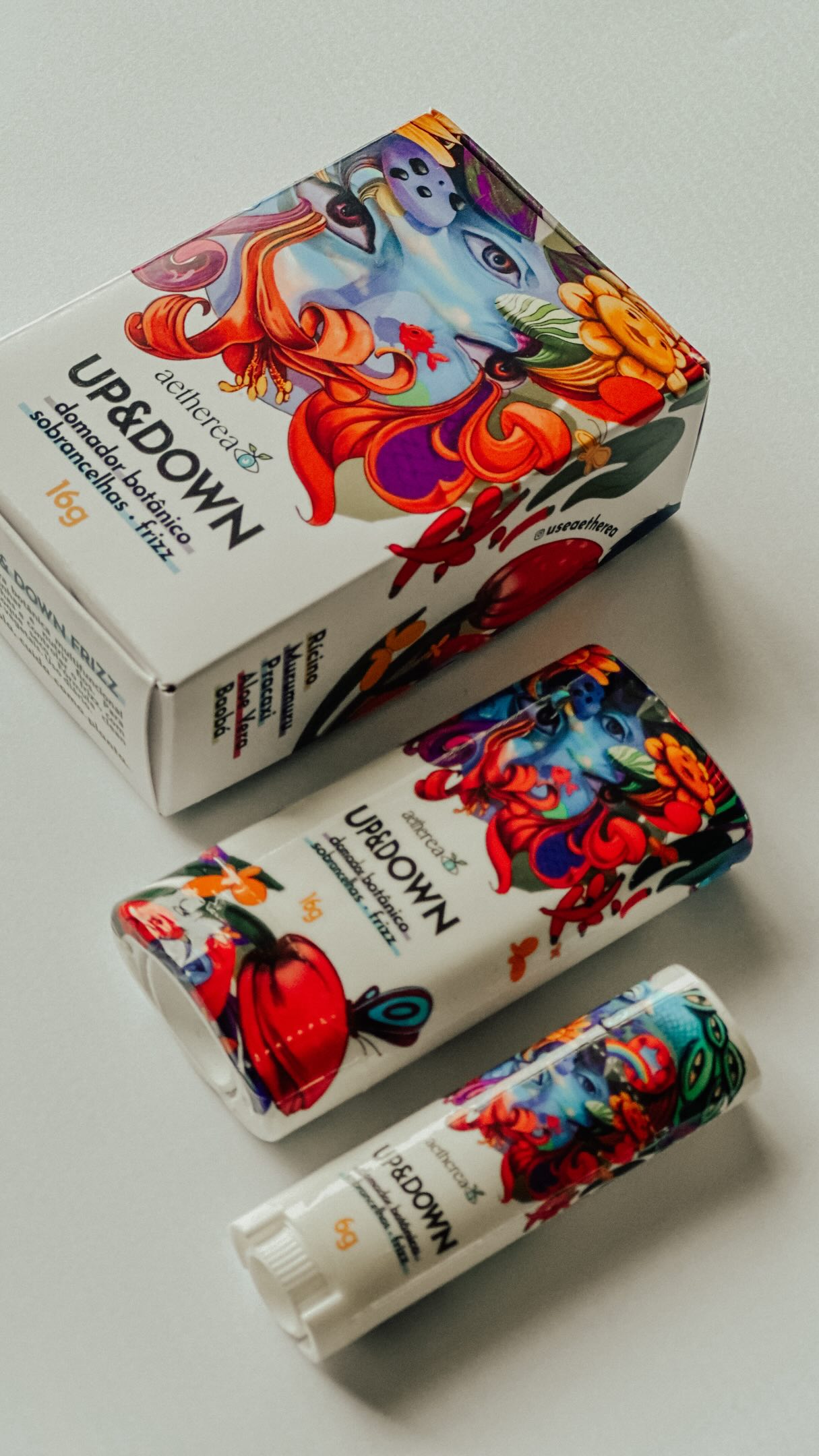 Eu já amava a @useaetherea antes mesmo de participar desse projeto 🫶🏼
Depois de meses de desenvolvimento, ver o produto pronto nos dá um orgulho enorme!
UPBROWS é uma cerinha para sobrancelhas e frizz, pensada pra quem busca naturalidade e cuidado. Agora, com nova fórmula e uma identidade à altura!
Amei fazer parte de mais esse desenvolvimento 💛
Arte: @dms_onelove
Marca: @useaetherea
Criação: @lekacalixto.aetherea