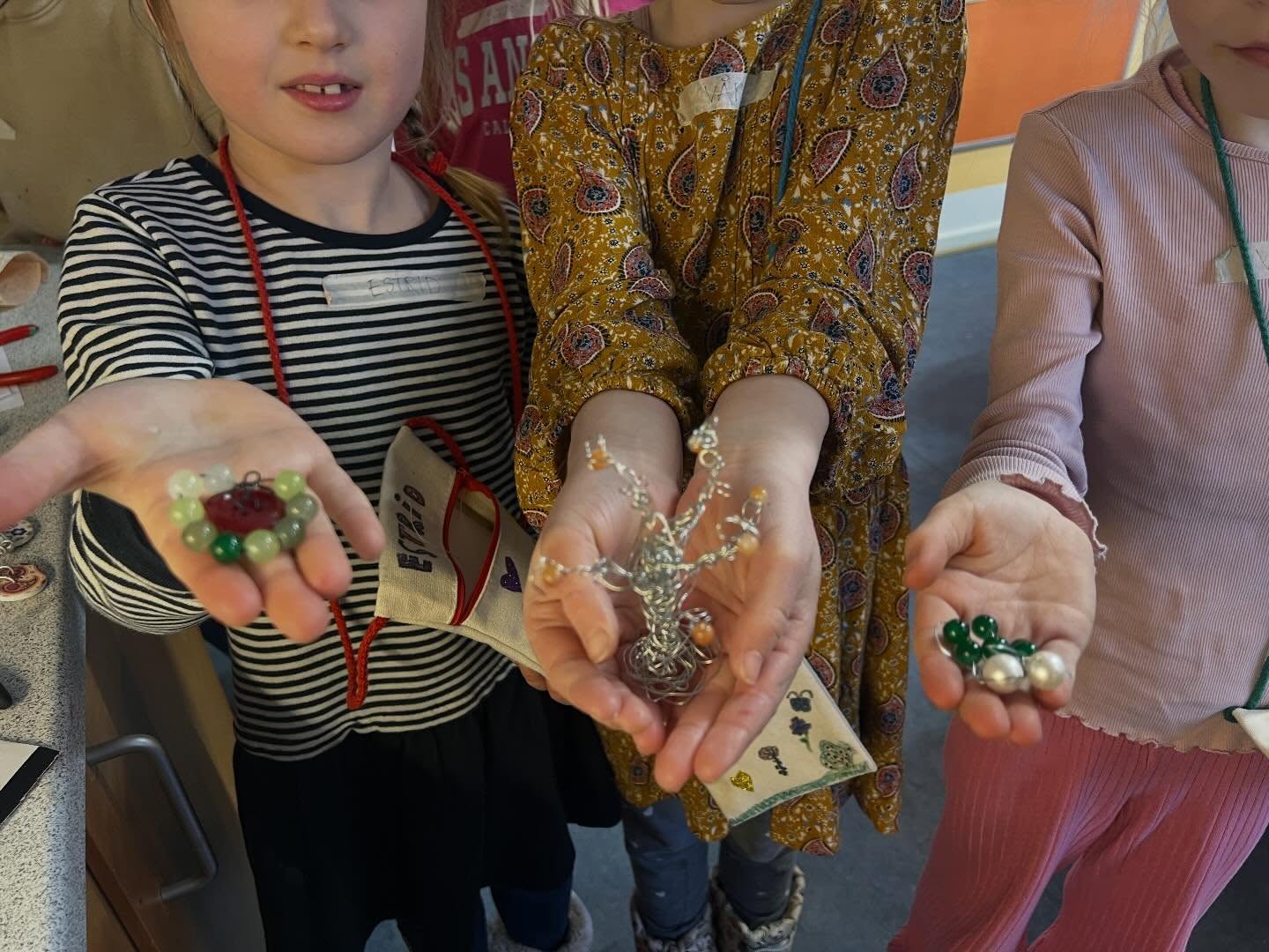 I dag fylder Kunstkompas 2 år!! Hvor glad kan man være? Vi gør alt det vi ønskede og håbede - og mere!!! Tak til alle der kommer forbi, deltager på hold, hjælper frivilligt, samarbejder, samler toiletruller!! Jeg er så endeløst taknemmelig!! Og jeg knokler på for at det skal blive endnu mere fantastisk! Hey! Det er DIG der driver værket!! Tusinde tak!!! #kunstkompas