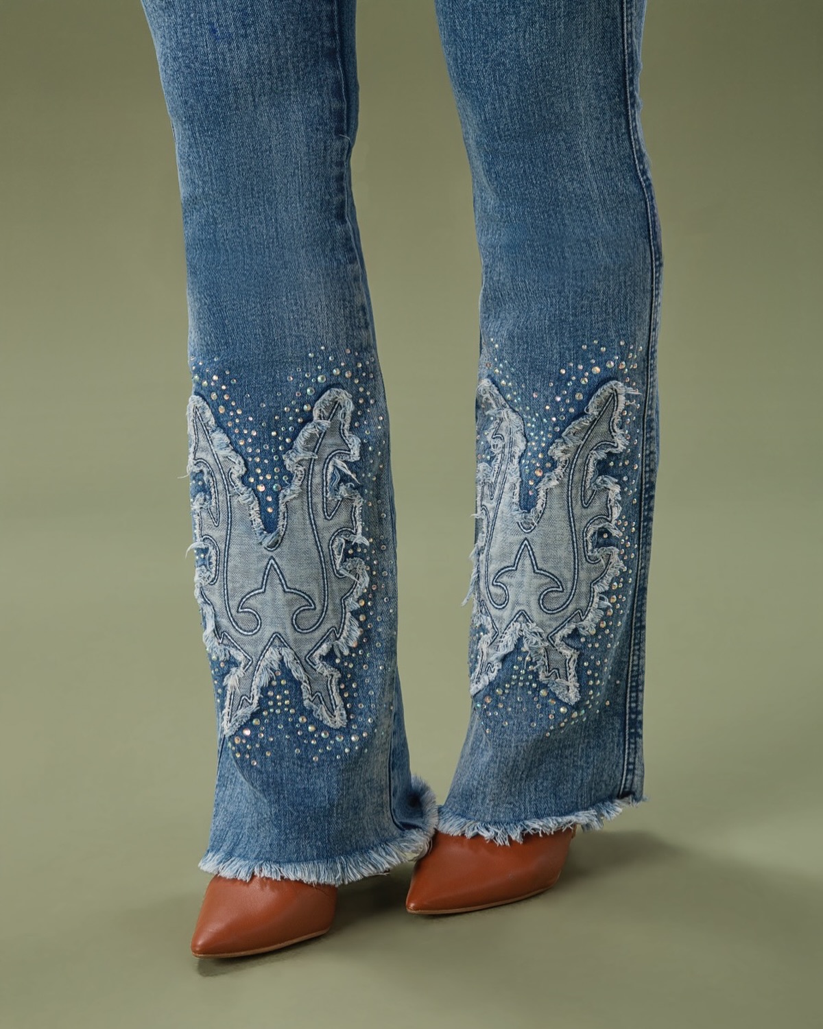 D E T A L H E S | Boot Cut Blue ✨
Inspirada nos tradicionais bordados texanos, a peça traduz a essência do universo country em cada detalhe. Os acabamentos em bordado e as aplicações em termocolante valorizam o design da peça, trazendo um toque moderno e marcante ao estilo country.
REF: 4518 - Boot Cut Blue Texana
#cowgirl #shine #country #details
