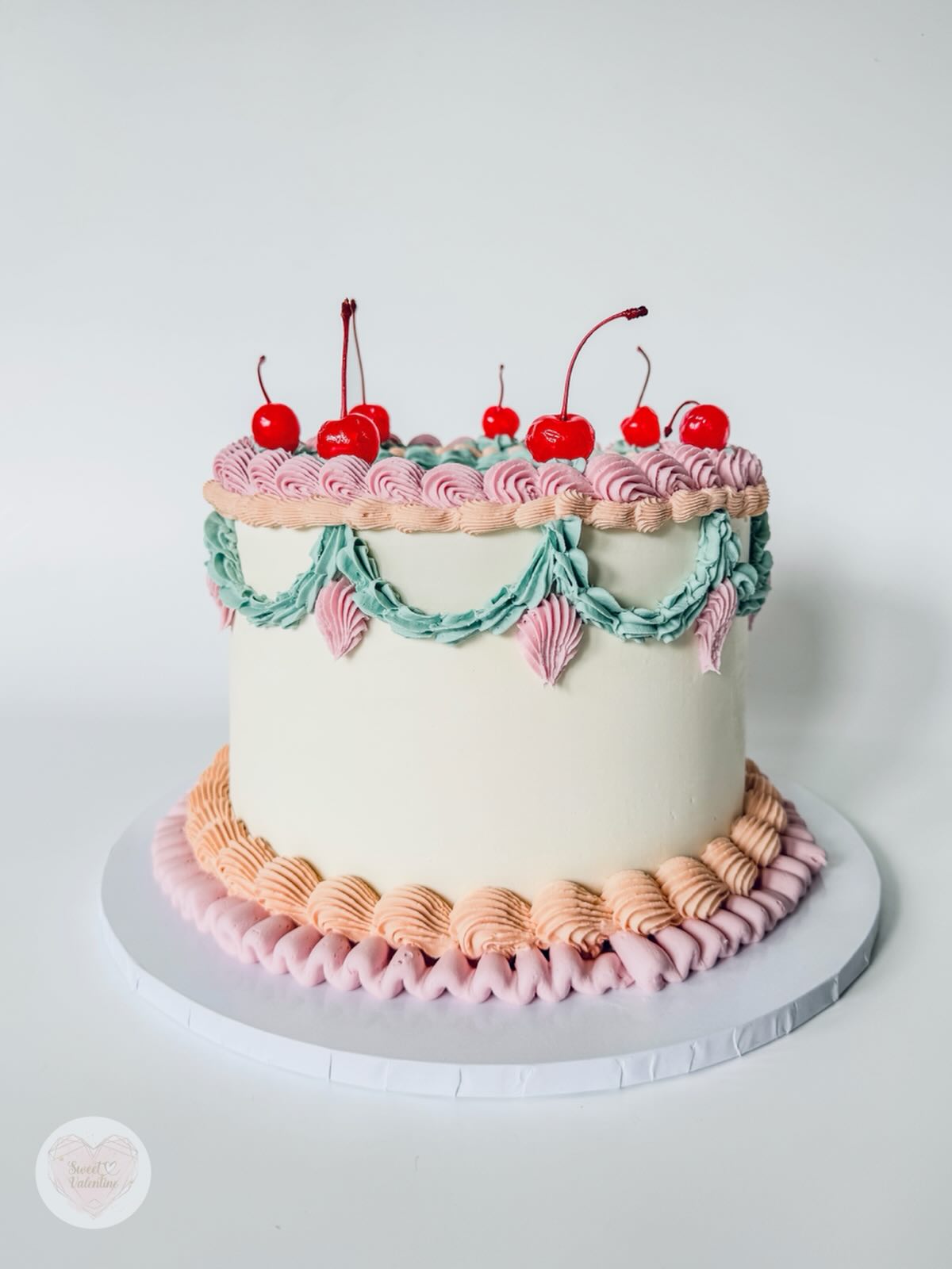 Created this fun vintage cake for the lovely S&P for their intimate wedding reception!
#vintagecakes #weddingcakeideas #yorkshireweddingcakes #vintagewedding #weddingcakeinspiration