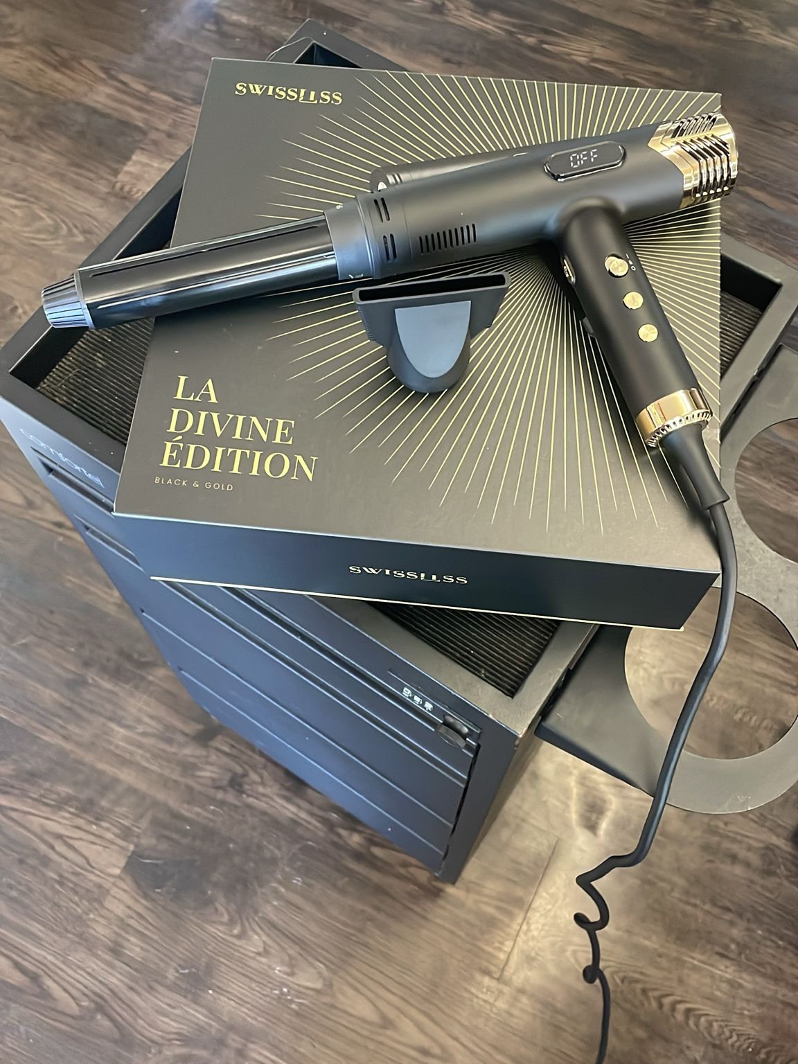 Unser neuer Föhn ist da! Ohne Steck- oder Lockeneisen super schonende Locken. Freue dich auf den nächsten Service bei uns.✨