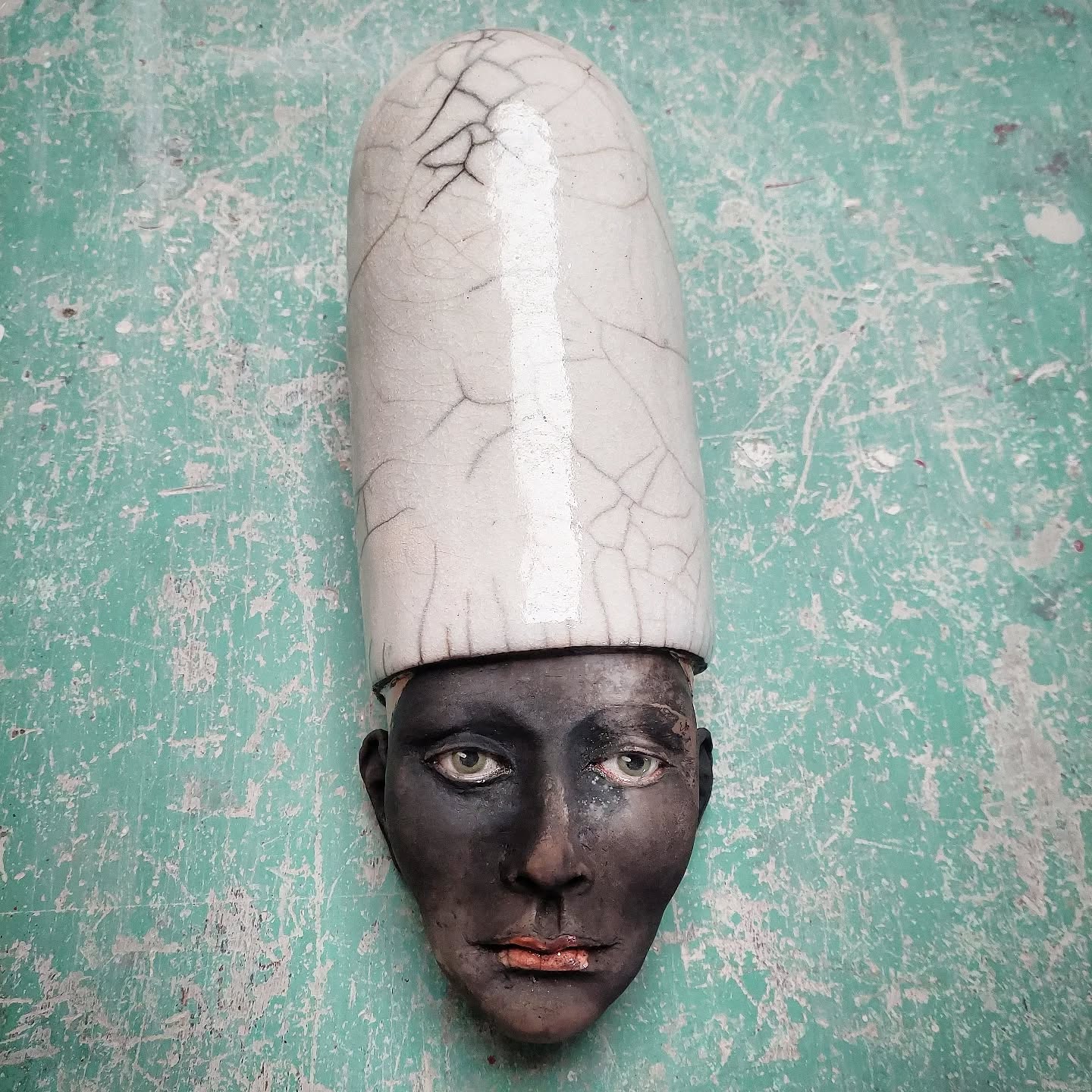 Tête chapeautée raku, à accrocher, 45cm environ.
#clayart #rakufiring #terreenfumee #sculptureceramique #artnantes