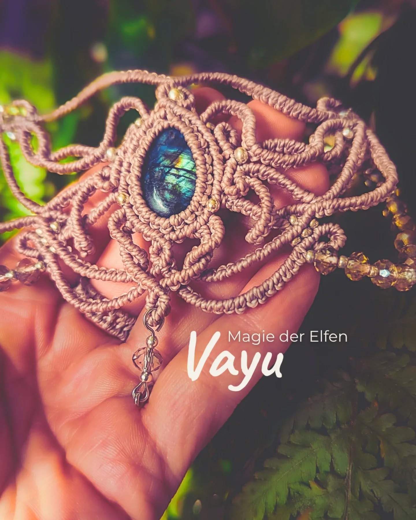 Bist du bereit, für einen Moment die Zeit zu vergessen? ✨🧝♀️
Heute tauchen wir gemeinsam ein in die Welt der Elfen. Mein Choker ‚Vayu‘ ist wie ein Relikt aus einer anderen Zeit – ein Versprechen aus Fäden und Stein.
Im Herzen trägt er einen Labradorit, in dessen Tiefe das Nordlicht zu tanzen scheint. Wenn das Licht in den Stein fällt, erwacht die Magie zum Leben und erinnert uns an die verborgene Schönheit, die uns umgibt. Es ist, als ob man ein Stück des Himmels direkt am Herzen trägt. 🌌✨
Die feinen Muster, die sich hier verweben, sind wie Pfade durch einen uralten Wald. Jedes Mal, wenn ich die Fäden für ein solches Stück in den Händen halte, ist es ein stilles Zwiegespräch mit der Natur und den Mythen, die sie hütet.
In meiner Story erfährst du heute noch mehr über die Legenden rund um die Magie von VAYU. Ein kleiner Ausflug in meine Welt, um dir die Wartezeit auf die Making of Geschichte hinter meinen neuesten Schmuckstücken ein wenig zu verkürzen. ✨🌿
Wie fühlt sich dieser elfenhafte Zauber für dich an? ✨👇
Ich wünsche dir einen magischen Freitag 💫💖
Herzliche Grüße
Katharina 🫶🏼
#Elfenmagie #Labradorit #Mythenwelt #Seelenreise #AranyasArt