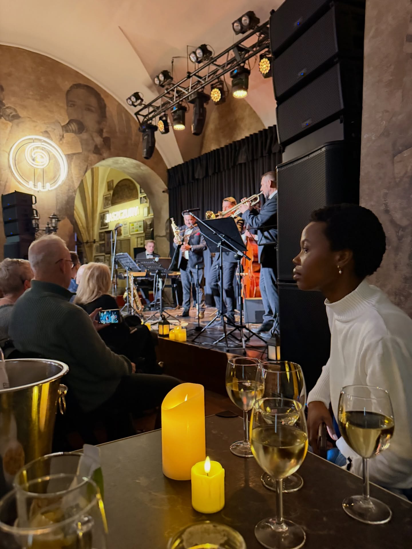 Dzieńdoberek! 🎷
A może raczej dobry wieczór 😎
Dziś kameralnie, muzykalnie i nad wyraz aktualnie - jak na mnie 😅
Przedstawiam Wam dzisiejszy The Jazz Room - hołd muzyczny dla Franka Sinatry i Louisa Armstronga w wykonaniu doskonałego polskiego zespołu jazzowego @playingfamily_music 👏👏
Świetna atmosfera klubu @klubpodjaszczurami , niezapomniane wrażenia 🤩
I złudzenie, że biesiada trwała całą noc, gdyż koncert zaczął się o 17:00 i wyszliśmy z ciemnego klubu na rynek jeszcze przed zachodem słońca 😀
:::
Serdecznie dziękuję za ten wspaniały wspólny czas!
@drordynowskimedycynaestetyczna
@atenaclinic
.
.
.
.
.
#bartoszciba #jazznight #jazz #podjaszczurami #playingfamily