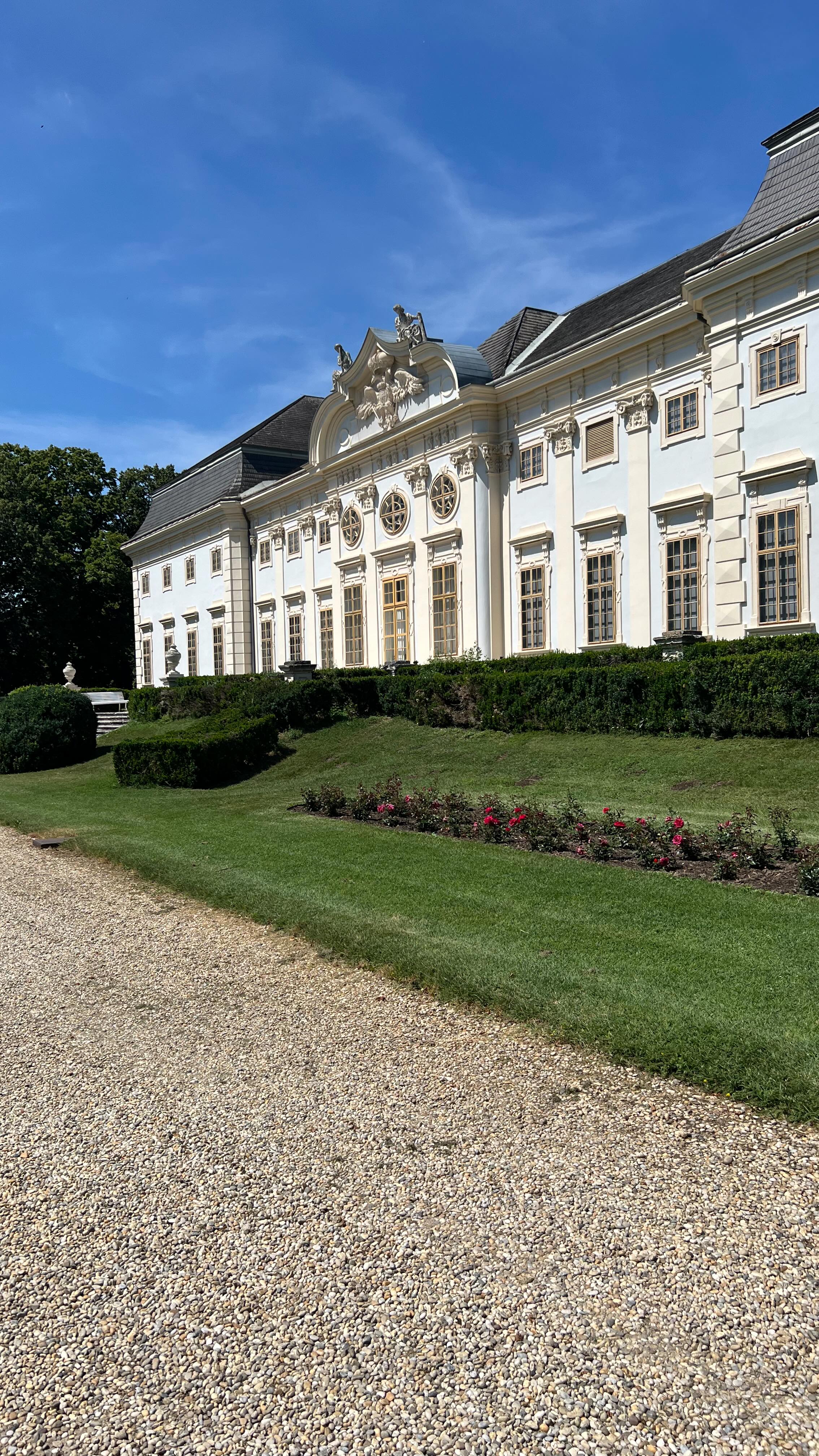 Vor zwei Jahren durfte ich eine meiner bisher schönsten Hochzeiten im Schloss Halbturn begleiten.
Damals habe ich vor lauter Mitfiebern und Planen gar nicht viel gefilmt (der Moment war einfach zu schön!). Aber diese kleinen Einblicke wollte ich unbedingt mit euch teilen.
#SchlossHalbturn #HochzeitsplanerÖsterreich #WeddingBurgenland #Schlosshochzeit #HeiratenInÖsterreich LuxuryWeddingPlanner Hochzeitslocation BurgenlandWedding