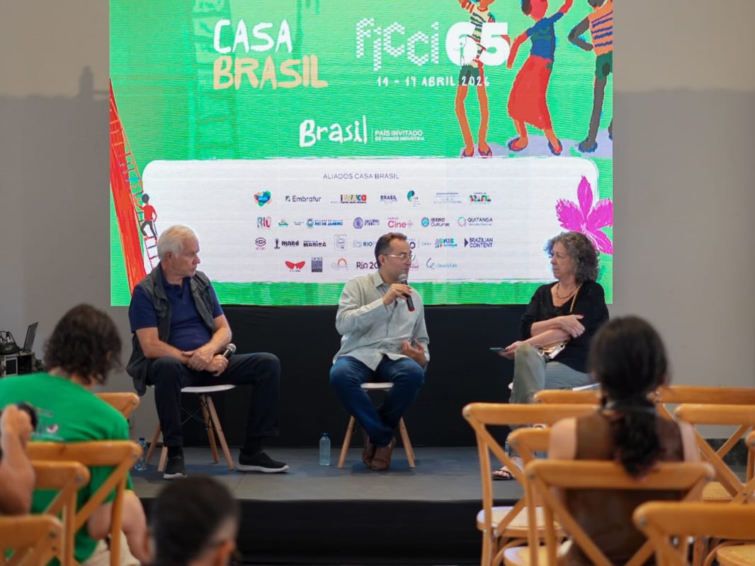 O Rio de Janeiro brilha em Cartagena ☀️
No Salão Brasil do Palácio de la Proclamación, foi realizado o painel “Rio de Janeiro, um Destino de Cinema”, apresentado pela @setur_rj dentro da programação do @ficci. O debate analisou o potencial do Rio de Janeiro como o destino ideal para produções audiovisuais e como motor turístico, destacando não apenas suas locações, mas também sua infraestrutura e a projeção global do estado.
A atividade contou com a participação de Paulo Senise e Carla Esmeralda, com mediação de Zeca Brito.
_
Río de Janeiro brilla en Cartagena ☀️
En el Salón Brasil del Palacio de la Proclamación, en Cartagena, se llevó a cabo el panel “Río de Janeiro, un Destino de Cine”, presentado por @setur_rj dentro de la programación del @ficcifestival. El debate analizó el potencial de Río de Janeiro como el destino ideal para producciones audiovisuales y como motor turístico, destacando no solo sus locaciones, sino también su infraestructura y la proyección global del estado.
La actividad contó con la participación de Paulo Senise y Carla Esmeralda, bajo la moderación de Zeca Brito.
_
-
@ibracocultura
@embraturbrasil
@setur_rj
@prefeiturademarica
@riofilme
@ibstitutoiberoculturas
@amazoniafidoc
@institutocinemais
@antifilmes
@rio2c
@brazilian.content
@festivaldorio
@zapatafilmes
@latinopolis
@mis.rio
#n2b #ficci #CasaBrasil #EmbraturBrasil #VisitBrasil