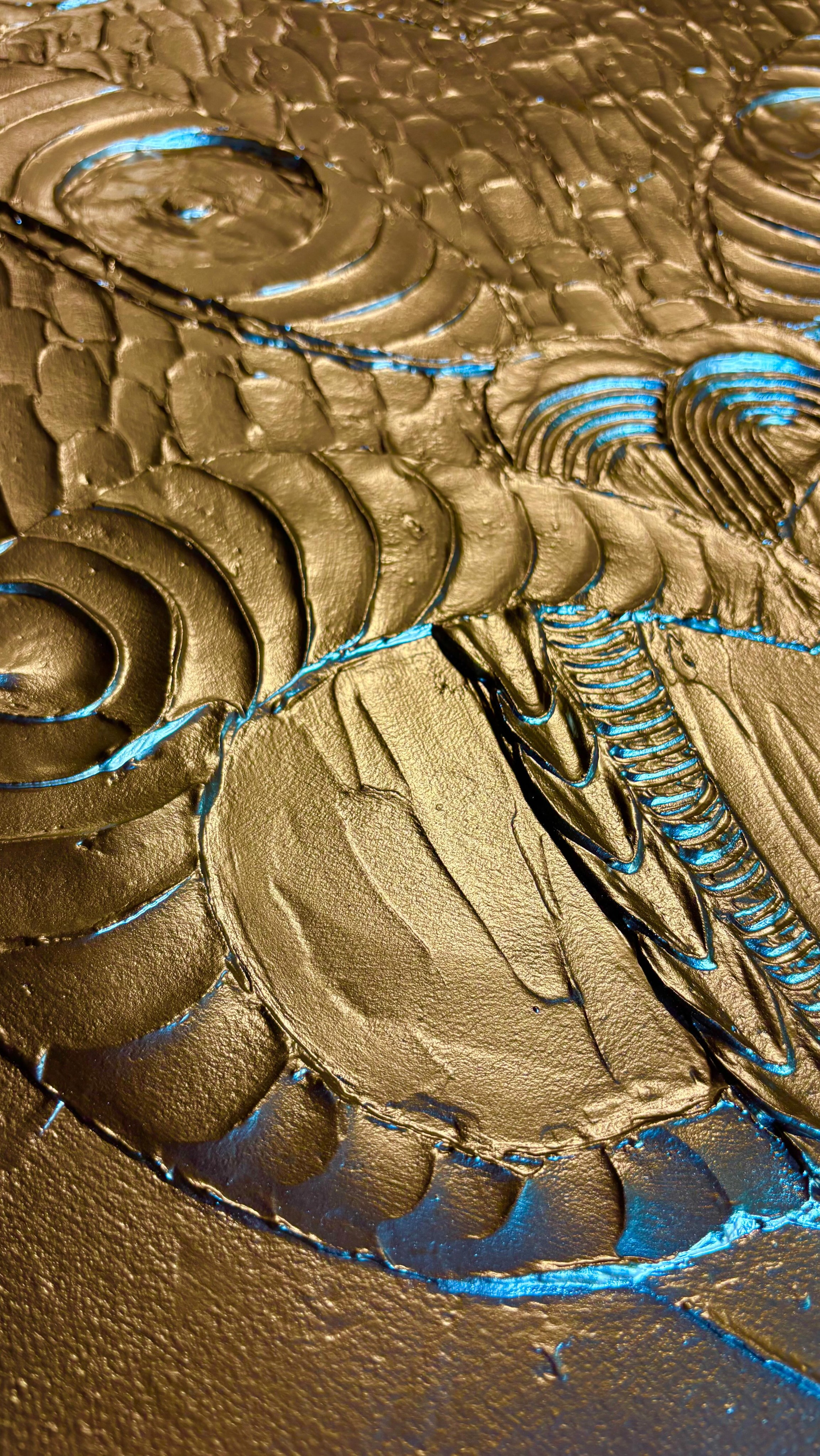 ✨THE GOLDEN WHEKU has entered the whare✨ #gold #artist #toimāori #textured #artreveal