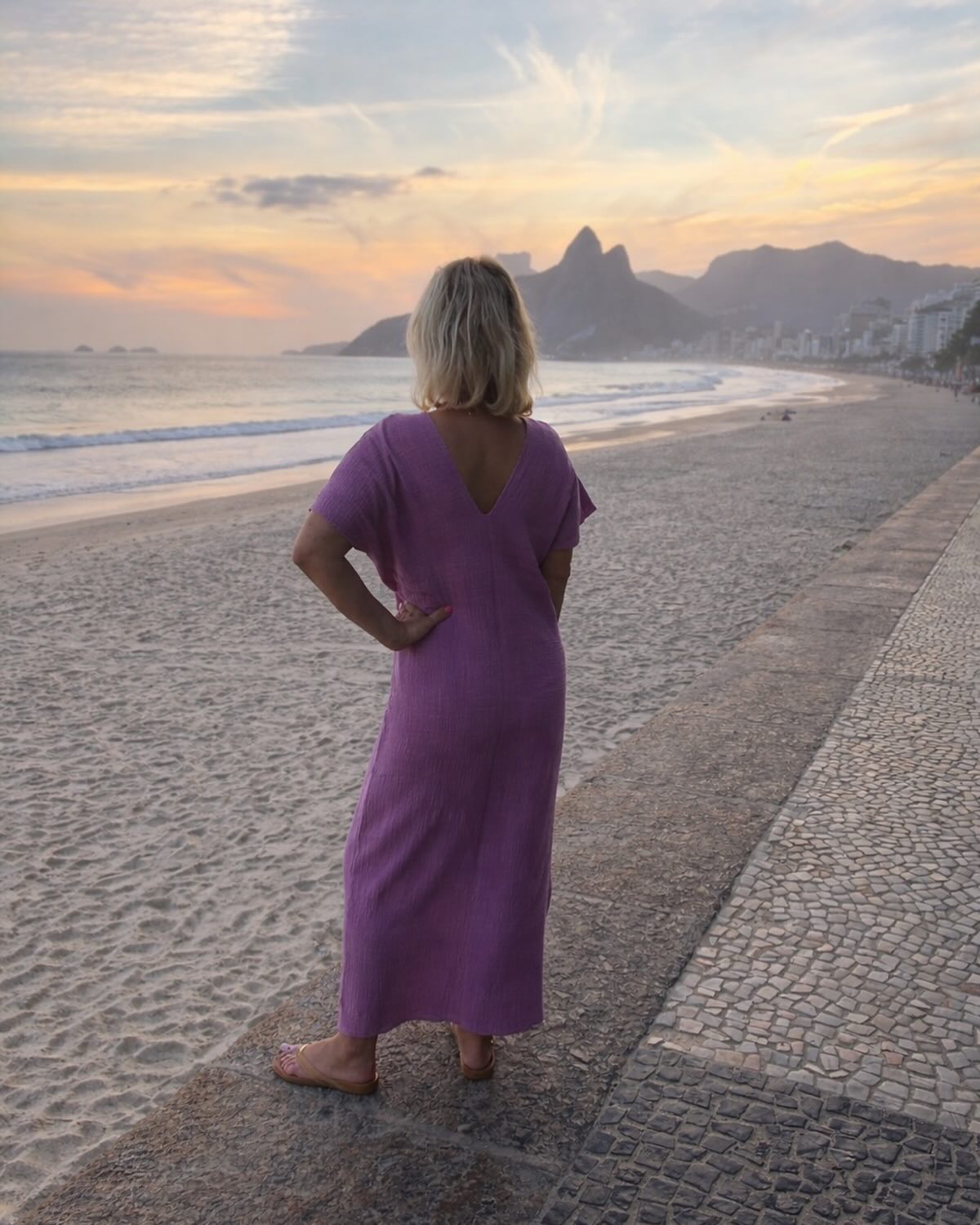 IPANEMA Sunset 💖
Mes robes mer’ fille m’ accompagnent dans tout mes voyages, tellement confortables, agréables et faciles à porter en toute occasion.
#ipanemabeach #faitmain #doublegazedecoton