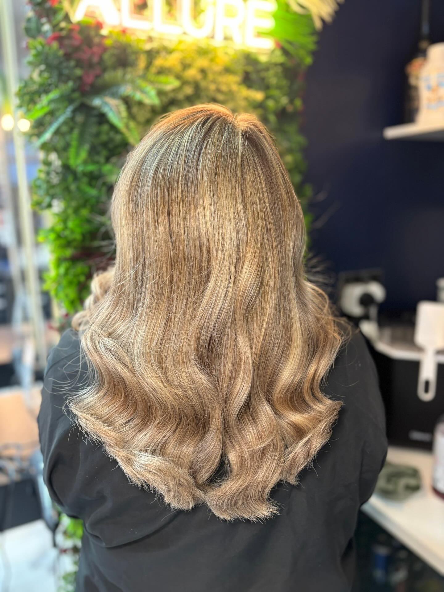 ✨ Dimensional blonde refresh ✨
Full head of highlights & lowlights to break up the colour and add depth, finished with a creamy toner for that soft, blended glow 🤍
Glossy, multi-tonal, and full of movement 💫 By graduate stylist Ellie🫶🏻
@lorealpro @lorealpro_education_uki