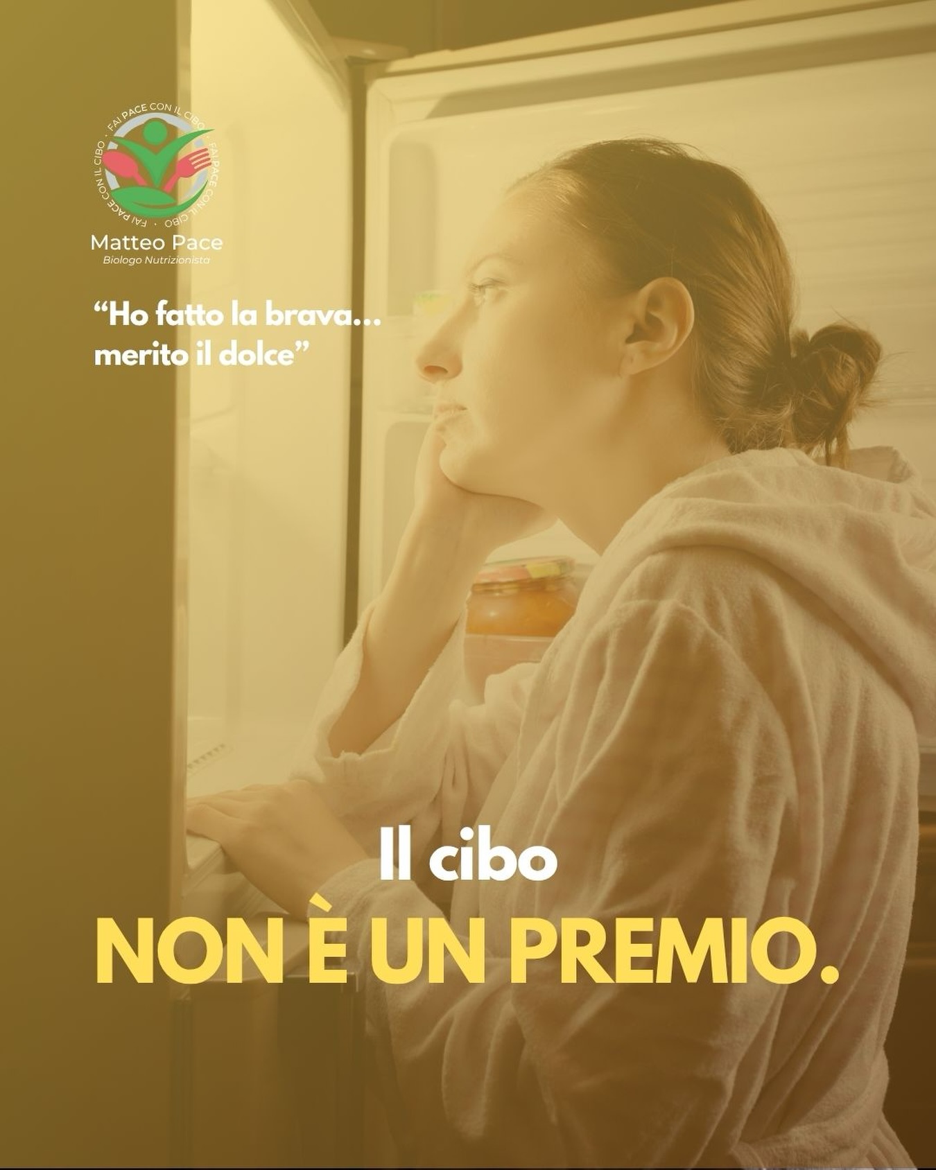 Quante volte ti sei detta questa frase per giustificare uno sgarro? 🍰
Siamo cresciuti con l’idea che il cibo “buono” sia un premio da guadagnarci faticosamente attraverso restrizioni, privazioni e ore di digiuno, come se il nostro corpo fosse un giudice severo a cui dover dimostrare di “aver fatto i bravi”.
Ma ascoltami bene: il cibo non è un premio e non è nemmeno una punizione.
Quando usi il cibo come ricompensa morale per aver seguito una dieta rigida, stai creando un legame tossico con esso. Inizi a categorizzare gli alimenti in “buoni” (quelli che mangi quando ti metti a stecchetto) e “cattivi” (quelli che usi per premiarti) e sai cosa succede? Che il cibo “cattivo” diventa irresistibile e la tua mente inizierà a sognarlo anche di notte, dandogli un potere enorme su di te.
Il risultato? Non appena cedi al “premio” perdi il controllo e il giorno dopo scatta la punizione, ossia un’altra giornata di restrizione totale. ❌
Fare pace con il cibo significa spezzare questo ciclo infinito, significa capire che puoi mangiare una fetta di torta semplicemente perché ne hai voglia, senza doverla “meritare” con ore di digiuno preventivo.
#matteopace #biologonutrizionista #faipaceconilcibo #consigli #cibocomericompensa