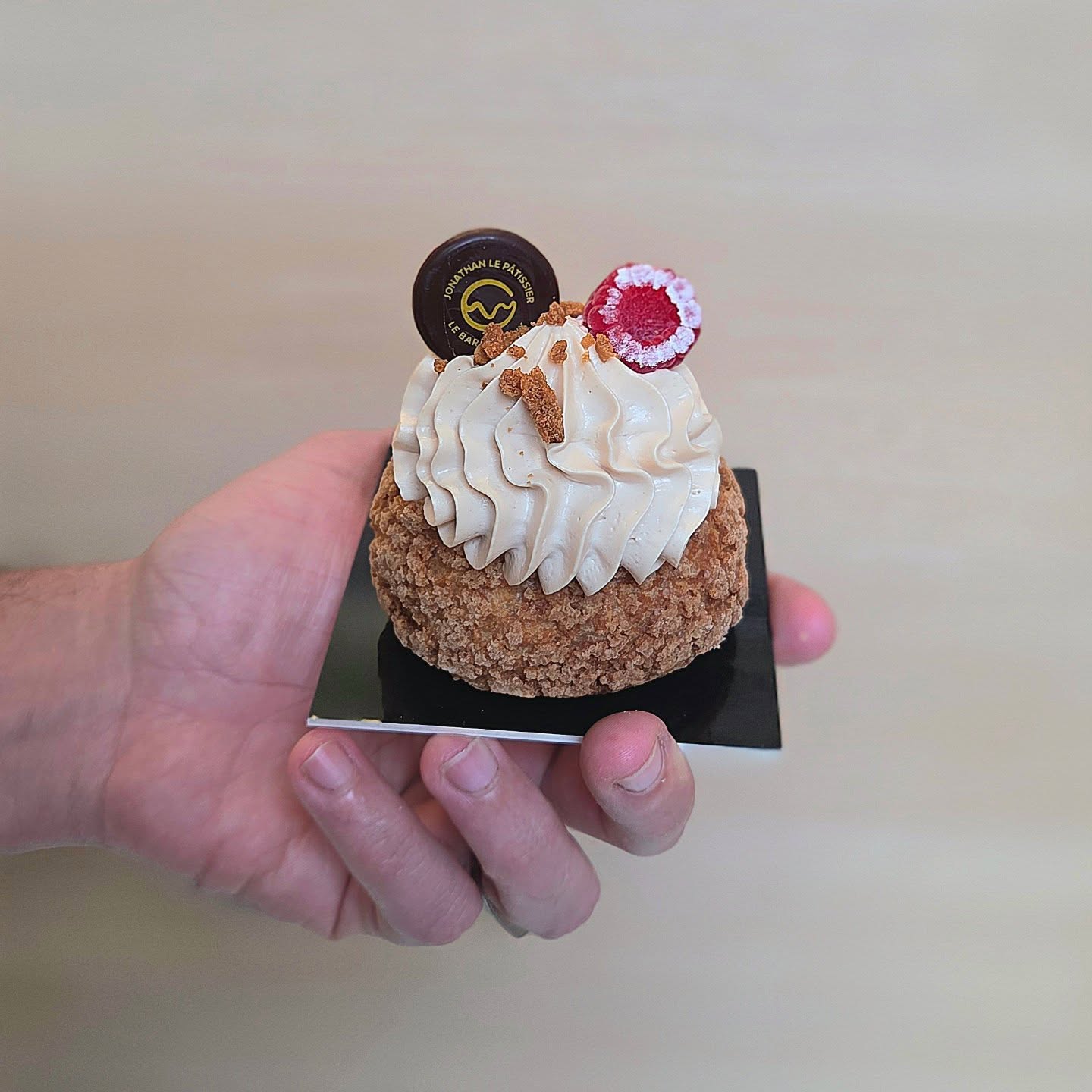 NOUVEAU CHOU DU MOMENT
On vous présente notre dernière création gourmande
🥨 Fond croustillant spéculoos
🍓 Crémeux framboise intense
❤️ Framboises fraîches
☁️ Ganache montée spéculoos
Un équilibre parfait entre acidité et douceur, avec ce côté régressif du spéculoos qui vient tout envelopper…
Clairement le genre de chou très gourmand !
Disponible dès maintenant en boutique
📍 14 avenue Maréchal Foch – Nice
#jonathanlepatissier #barachoux #chouxgourmand #nicefood #patisseriefrancaise