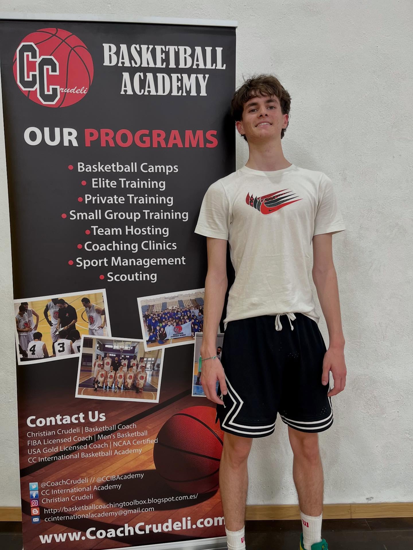Miles de jugadores han entrenado con @coachcrudeli a lo largo de los años.
Han mejorado, han aprendido… pero lo más importante: han disfrutado y han ganado la confianza para seguir creciendo. 💪🏻🏀
Gracias, Sam, por la confianza!
📍 FIBA | @coachcrudeli | @ccbasketballacademy
#baloncesto #basketballcamp #basketballdrills #basketballcoach #basketballneverstops 🏀
📩 Más info:
www.coachcrudeli.com
coachcrudeli@gmail.com
📱 WhatsApp: 636 88 18 41