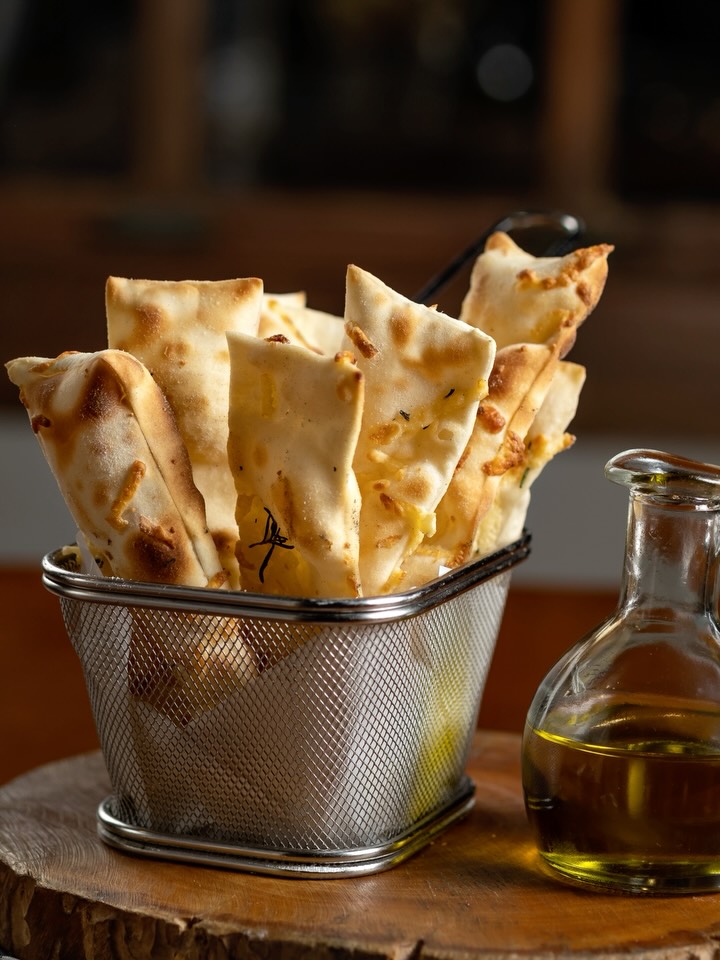 Crostines são aquelas entradinhas de massa de pizza, leves e crocantes, perfeitas para abrir o paladar e dar início a uma noite especial na Villa.