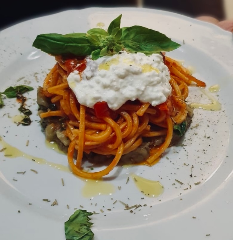 Ci sono piatti che non ordini soltanto… li ricordi. 🍝✨
Spaghetti al pomodoro, burrata cremosa e basilico fresco: semplice sulla carta, incredibile al primo assaggio.
Se sei in zona Isola, questo posto merita davvero la visita. 🇮🇹
📍 Frisà Bistró
📞 02 4944 9740
🌐 frisabistro.com
#IsolaMilano #MilanoFood #IsolaDistrict #MilanoDaMangiare #frisabistro