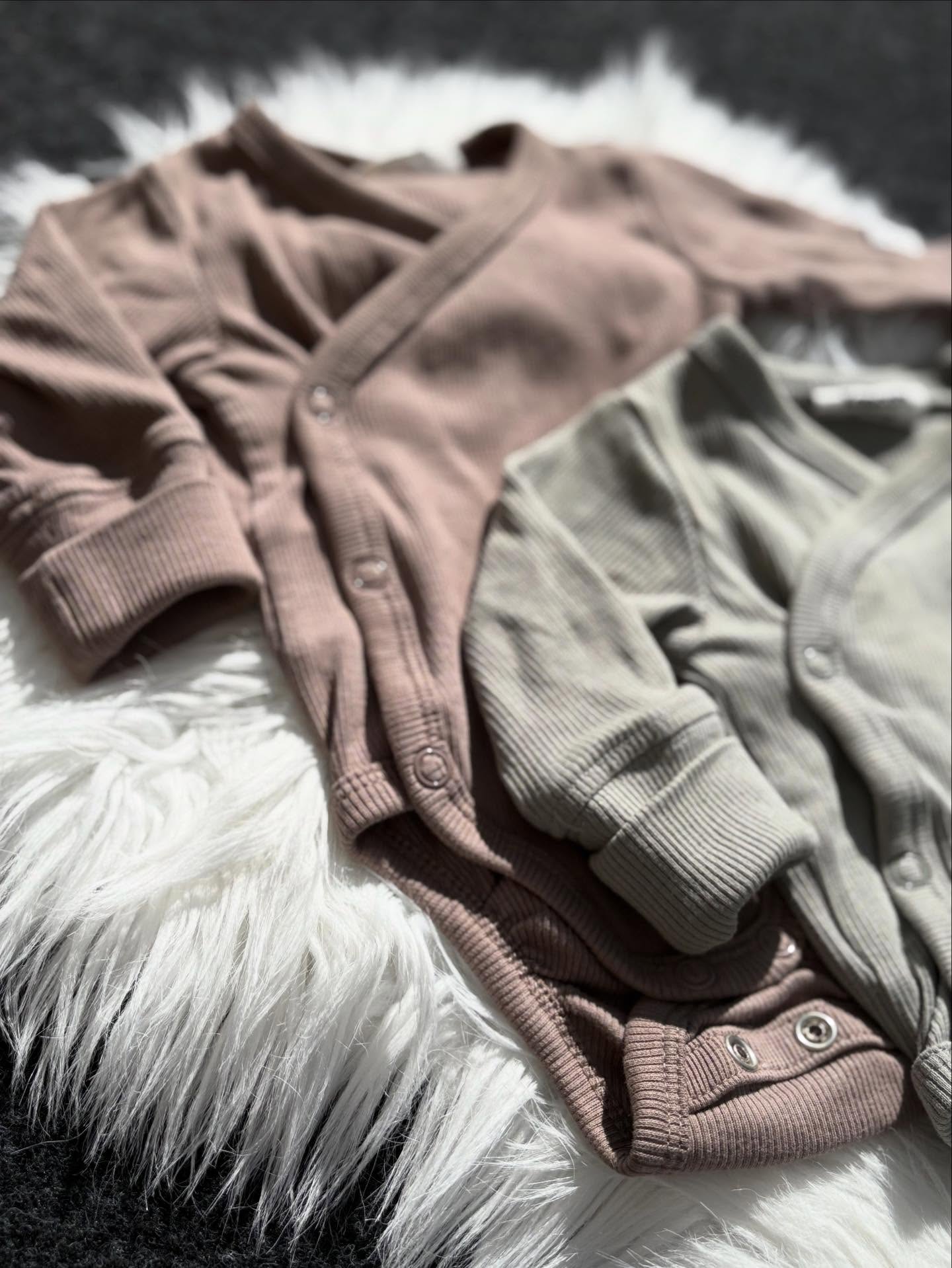 Bebiskläder storlek 50 💛
Brun body, Kappahl - 49kr
Grön body, Kappahl - 49kr
Set, H&M - 79kr