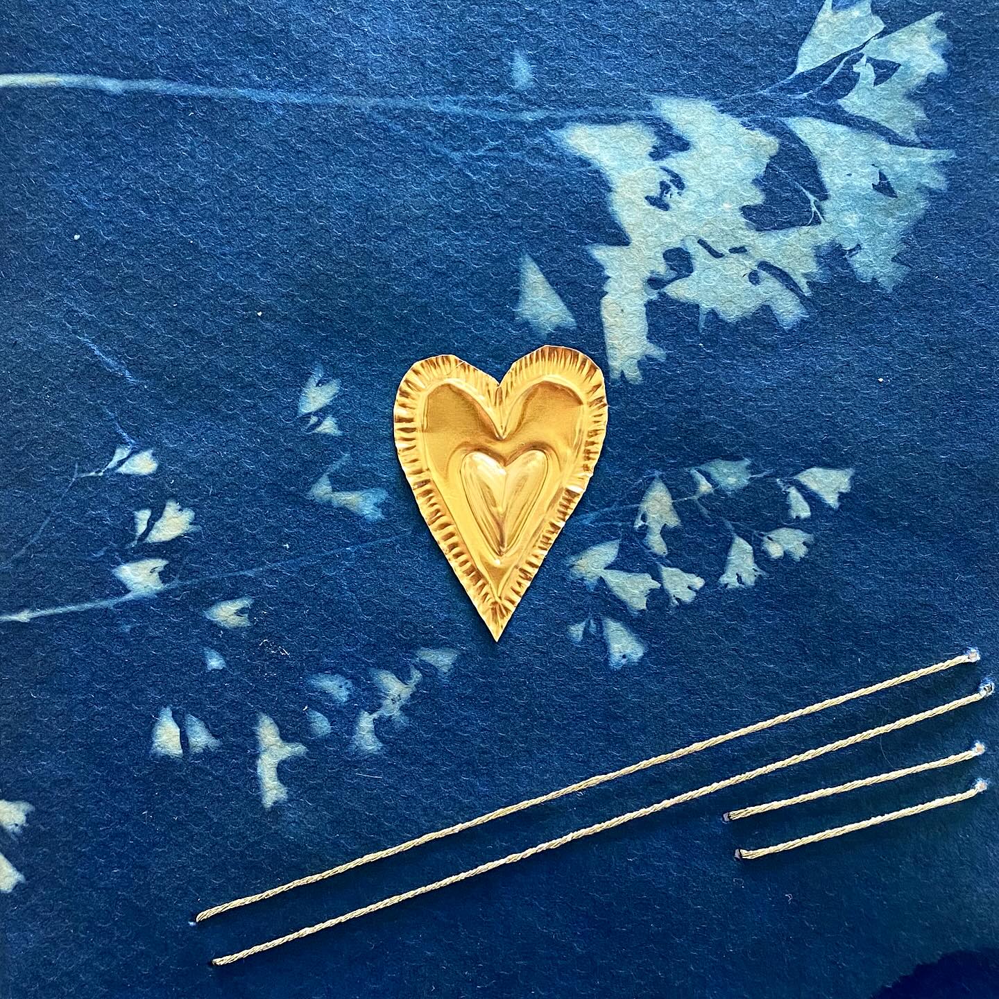 • 22 •
J’avais envie de créer quelque chose d’unique pour les 22 ans de ma filleule.
J’ai brodé mon cyanotype avec ces 2 grands fils dorés pour les dizaines et les 2 petits pour les unités.
Ça m’a donné envie d’en créer plein d’autres avec des âges ou des dates que l’on ne veut pas oublier.
Pour un mariage, une naissance…
Est-ce-que ça vous plairait ?
✨💙