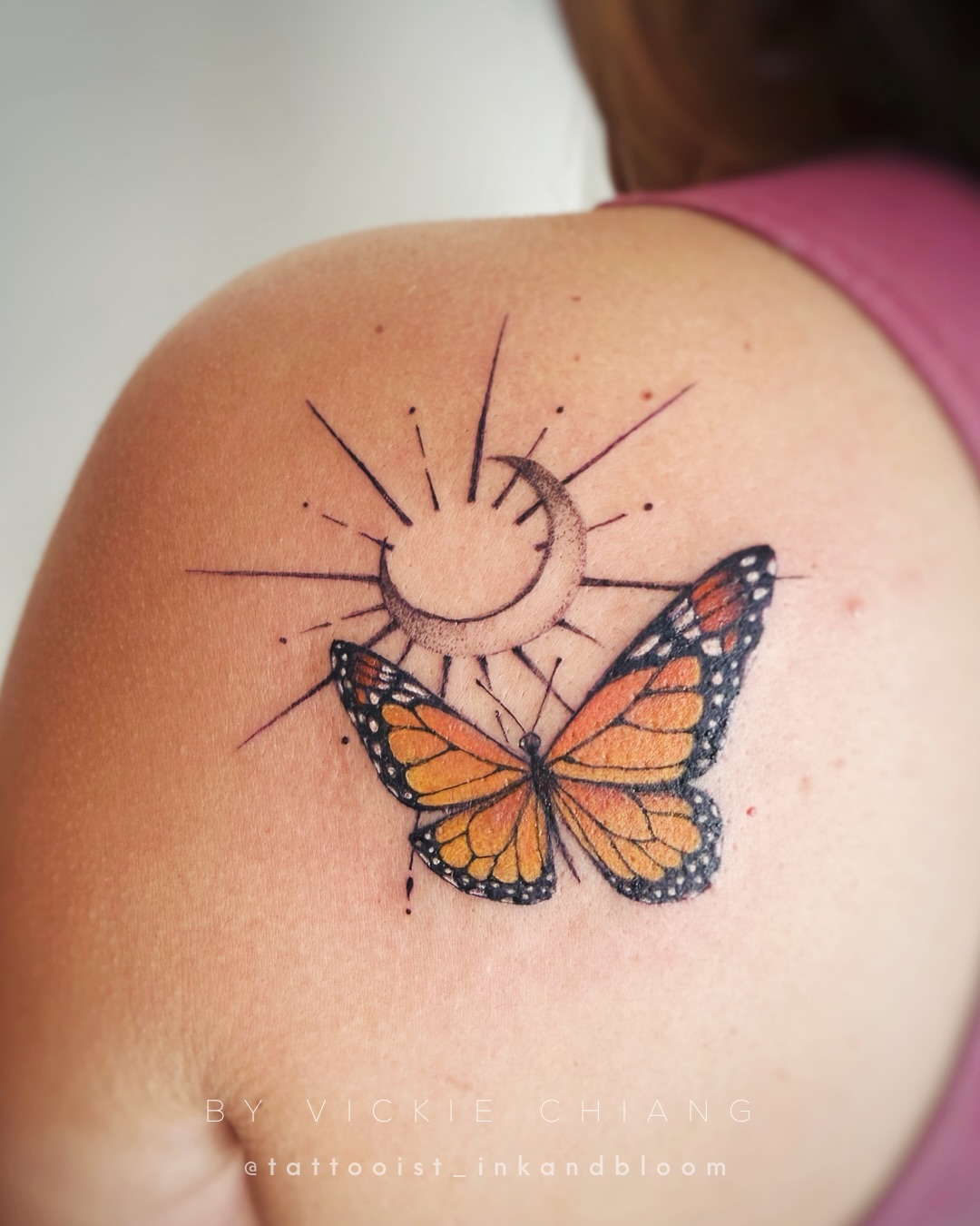 Sun, moon, and a monarch butterfly back of shoulder tattoo for Citaly ♡
#monarchbutterflies #sunmoontattoo #minimaltattoo #butterflytattoo #losangelestattoo