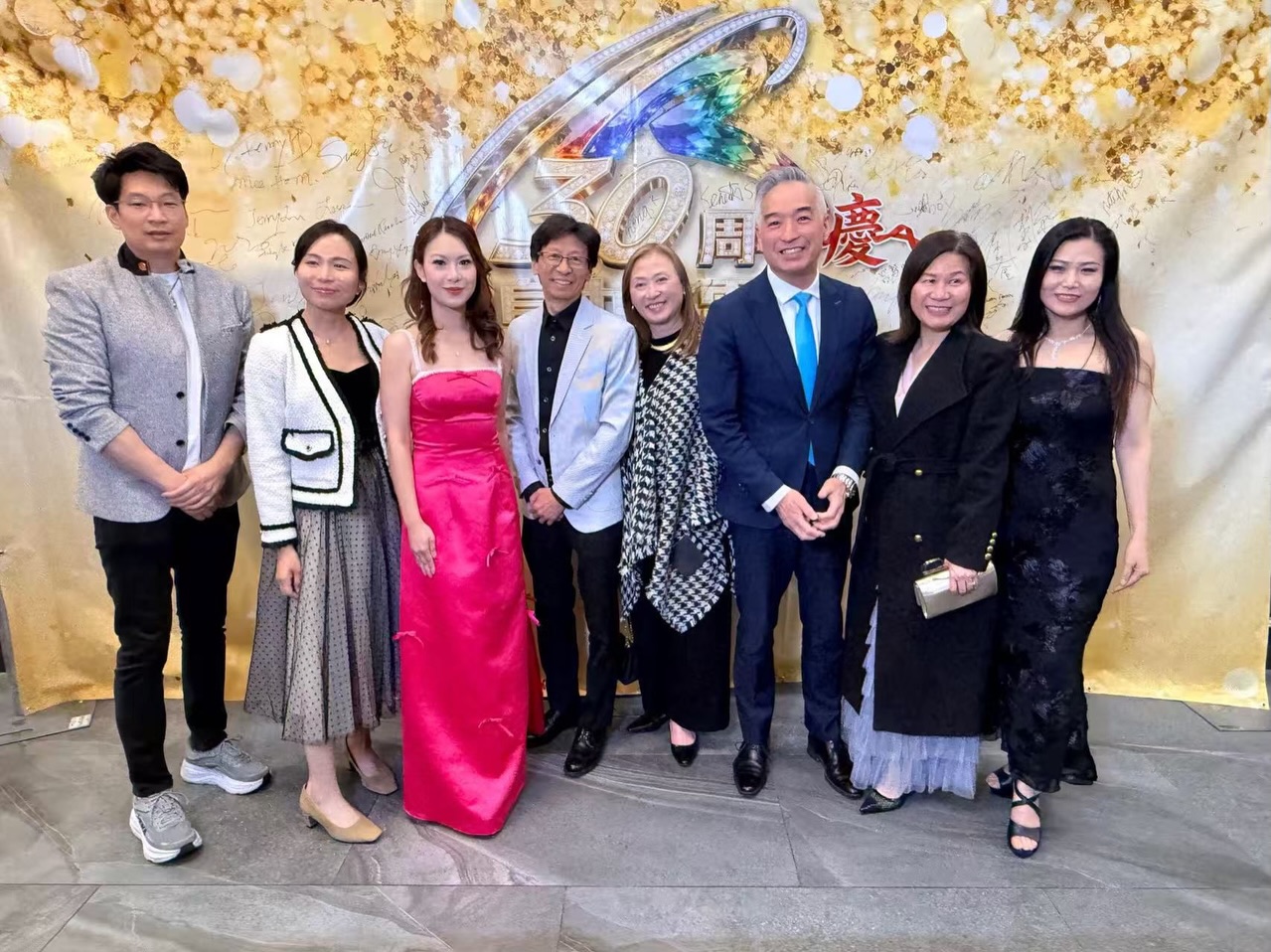 Celebrating a special evening with the community ✨
Our CREAA President John Liang and BOD Keith Chen were honored to be invited to the 30th Anniversary Gala of Sing Tao 🎉
We were there to celebrate and support our very own BOD Wenda Guan, who did an amazing job as the MC host of the night 👏🎤
Always great bumping into familiar faces and meeting new ones — moments like these truly reflect the strength and connection within our community 🤝
#CREAA #SingTao #AnniversaryGala #Community #Networking BayAreaEvents RealEstateCommunity
⸻
與社群一同慶祝一個特別的夜晚 ✨
CREAA 會長 John Liang 及董事 Keith Chen 受邀出席 Sing Tao 30 週年晚宴 🎉
當晚也特別支持我們的董事 Wenda Guan,擔任活動主持人,表現非常出色 👏🎤
能夠見到許多熟悉的面孔,也結識新的朋友,這些時刻都讓我們更加感受到社群之間的連結與力量 🤝
CREAA 星島日報 週年晚宴 社群連結 人脈交流 灣區活動 房地產社群