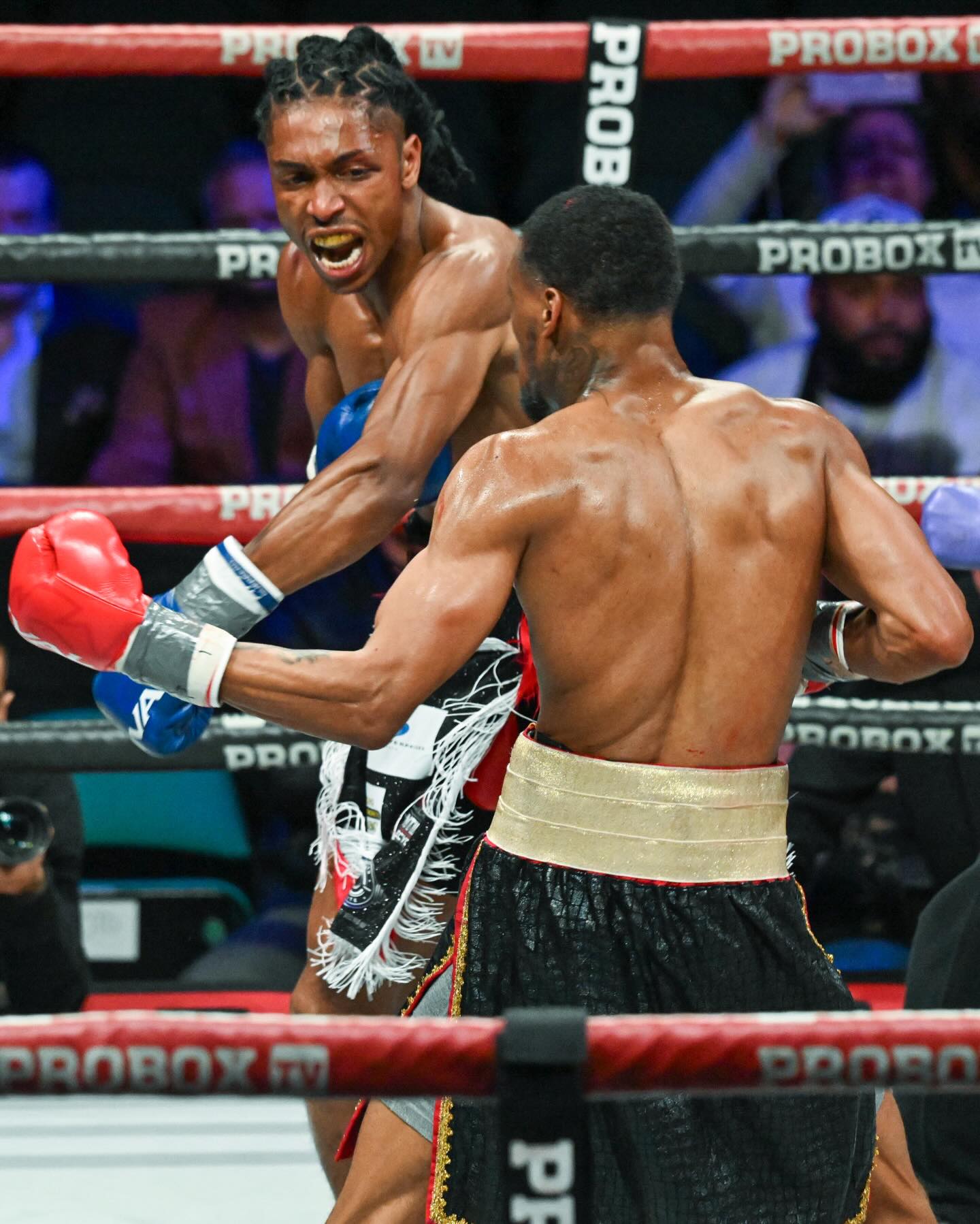 After making his Atlantic City, NJ debut last December, Trenton's undefeated @mikegoharris Mike "Da Titan" Harris returned to fight in the city this evening.
Harris took on Washington, DC's @official.smoothh La'Vay "Smooth" Lawrence in a four-round lightweight bout at @boardwalkhall Jim Whelan Boardwalk Hall.
Harris versus Lawrence opened up @proboxtv ProBox's broadcast, as part of their "Future Stars" series.
The first round was competitive, with both fighters landing solid shots as they looked to establish themselves.
Lawrence had a solid second round.
In the third, a cut emerged over Lawrence's right eye, as Harris started taking control of the bout. Pictured, Harris' emphatic follow through on a left hand to Lawrence's head on the third.
Harris was the busier, and more accurate, fighter in the final round.
The bout went to the scorecards, and there were no knockdowns. The official scorecards were
The Fight Photos scored the bout 38-38, a draw.
Harris stays unbeaten, his record 5-0 (1). Lawrence's record is 4-3 (3).
#boxing #boxeo