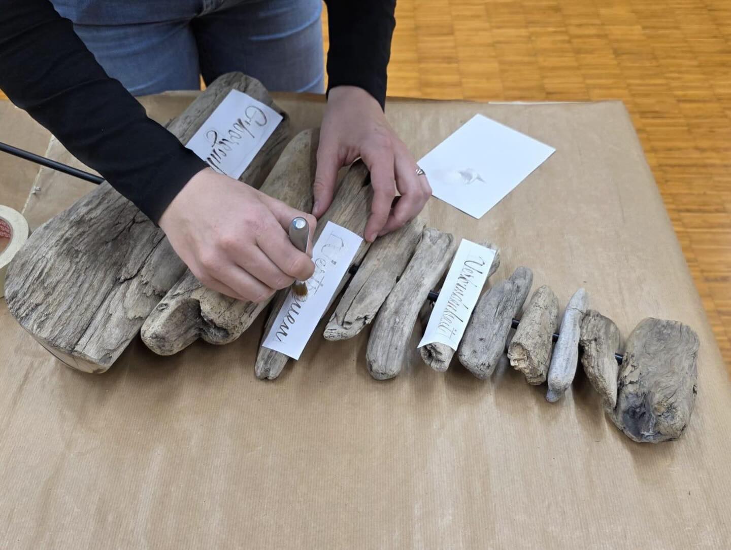 Unter der kreativen Leitung von Monika Widmer von der allerlei_verschoenerei durften wir unsere eigenen, gesammelten Schwemmhölzer in einzigartige Kunstwerke verwandeln.
Es wurde angeordnet, gebohrt, gesteckt, gestempelt, kleine Trockenblumenkränze selbst gefertigt und mit verschiedenen Materialien dekoriert.
Die Freude über die tollen entstandenen Schwemmholz-Stelen war riesig! 🪵🤩