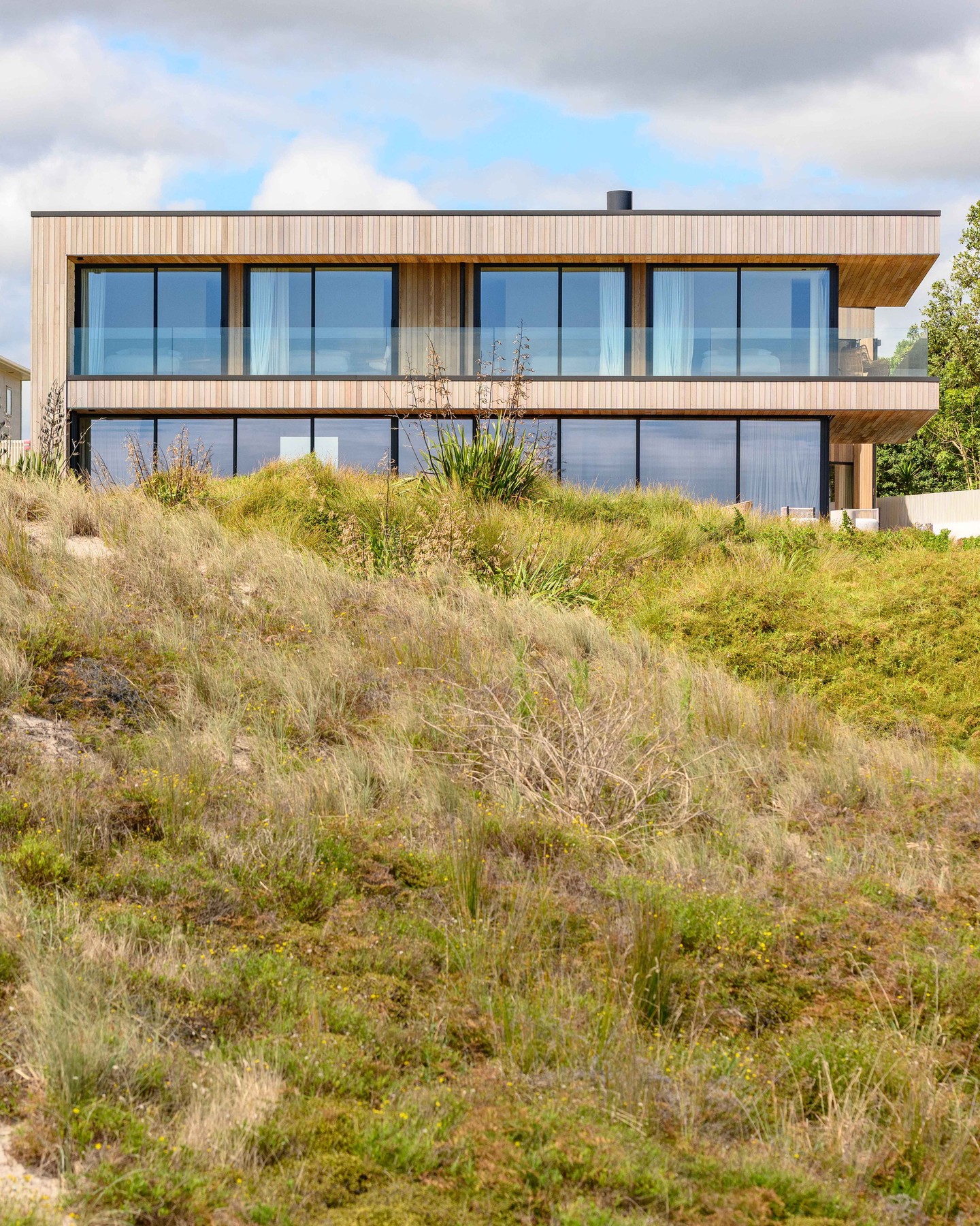 Settled into the dunes and elevated to take in the outlook, this home is designed to sit lightly on the land.
Over time, the exterior will naturally silver — softening into the surrounding landscape and allowing the architecture to recede, rather than dominate.
A considered response to place, where the home feels composed, grounded, and at one with its environment.
Architecture: @carnachan_architecture
Interiors: @shawdesign.nz