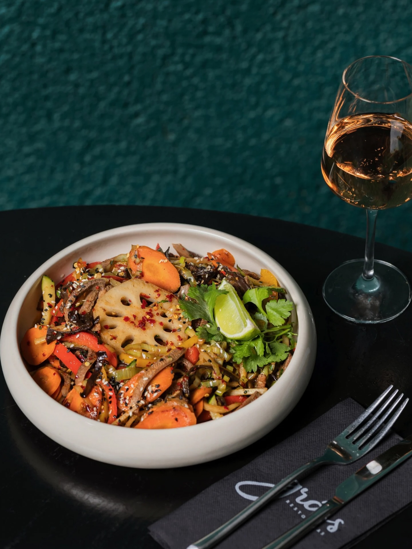 🔥🥢Azijos kulinarinę įtaką @restoranas_gras meniu atskleidžia patiekalas, skirtas smalsiam skoniui. Jautienos liežuvis – vienas tų ingredientų, kuris nustebina labiau, nei tikiesi: minkštas, sodrus, išskirtinis. Stir fry technika suteikia jam gyvumo, daržovės – lengvumo, o visas derinys tampa netikėtu kulinariniu atradimu @restoranas_gras.
Atraskite skonius, prie kurių norėsis sugrįžti!