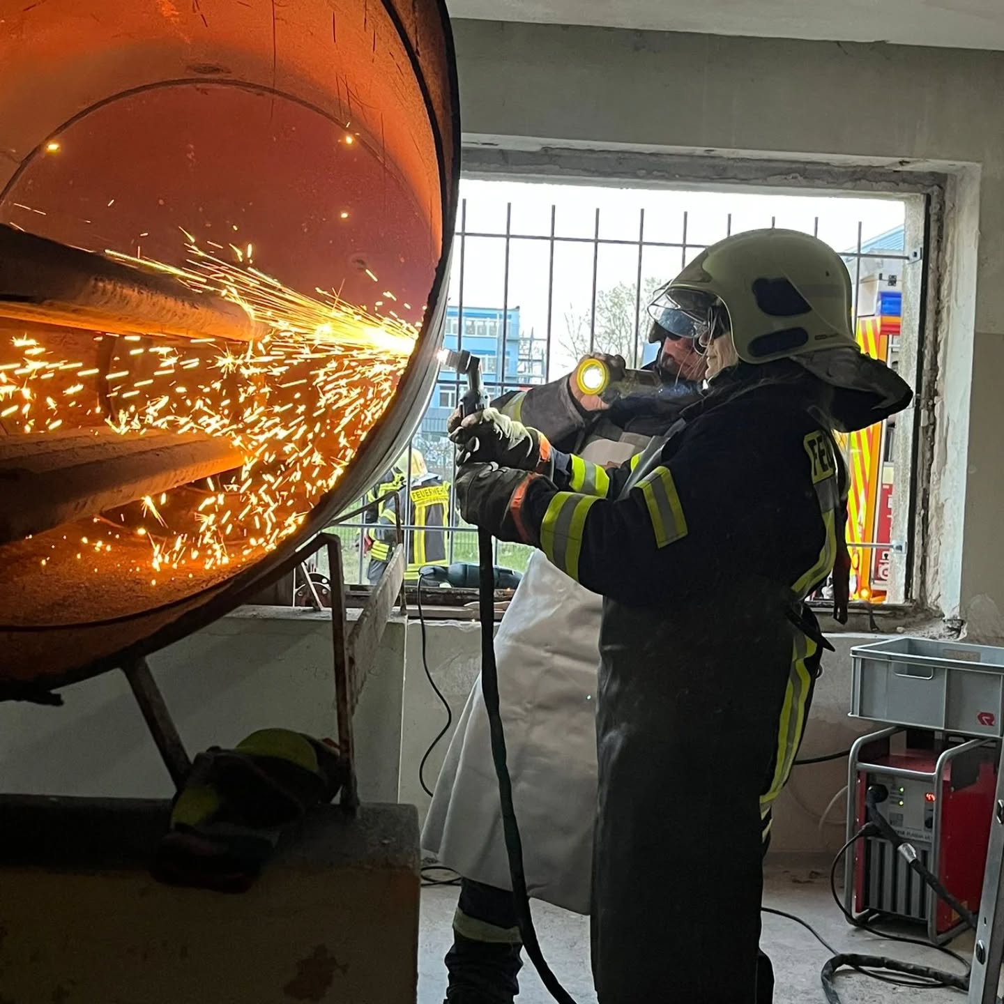 Freitagsausbildung bei der Freiwilligen Feuerwehr Lehnin 🚒🔥
Umfangreiches Programm: Trennen ✂️ | Knoten 🪢 | Leitern 🪜
Mit HLF, RW & ELW ging’s zum verlassenen Altbau neben dem Schulgelände – dort wurde richtig angepackt 💪
👉 Plasmaschneider im Einsatz: Geschnitten wurde an einem alten Tank. Der Plasmaschneider schneidet elektrisch leitfähige Metalle wie Stahl, Aluminium oder Kupfer mühelos, schnell und präzise mittels Lichtbogen und bis zu 30.000 °C Hitzeentwicklung ⚡🔥
👉 Geeignet zum schnellen Durchtrennen von Metallteilen, z. B. bei Verkehrsunfällen oder Trümmerlagen ⚡🔥
Thema der zweiten Station: Vertrauen und Rettungsknoten binden
🤝 Denn im Einsatz zählt 100 % Verlass aufeinander. Wir sichern uns selbst, aber auch gegenseitig. 🧑🚒 👨🚒
🤝 Vertrauen bedeutet auch: Führungskräfte verlassen sich auf die Mannschaft und umgekehrt. Zum Ausführen von Einsatzbefehlen gehört Vertrauen in die Führungskraft.
🤝 Erfahrene geben Wissen weiter, neue bringen frische Impulse mit.
🧠 Vertrauen heißt auch: Jede und jeder kommuniziert ehrlich, was körperlich und mental möglich ist. Nur so bleibt der Einsatz sicher.
Mit verbundenen Augen den Rettungsknoten binden & sich fallen lassen – Überwindung pur ➡️💥
Aber: Alle haben’s gemeistert 👏
Zum Abschluss: Dreiteilige Schiebeleiter 🪜aufstellen: ausgefahren ca. 14 m lang, Rettungshöhe 12,20 m, Gewicht rund 75 kg – Teamarbeit pur beim Aufstellen & Klettern bis in den 3. Stock 🏢. Auch zwei von der Jugendfeuerwehr waren hier, gut abgesichert, stark dabei 💪🔥
Fazit: Vertrauen ist bei der Feuerwehr nicht nur wichtig – es kann Leben retten ❤️🚒
Danke an alle Organisatoren und Beteiligten 🙏
#FeuerwehrAusbildung #leiter #helftdenhelfern #ausbildung #KlosterLehnin