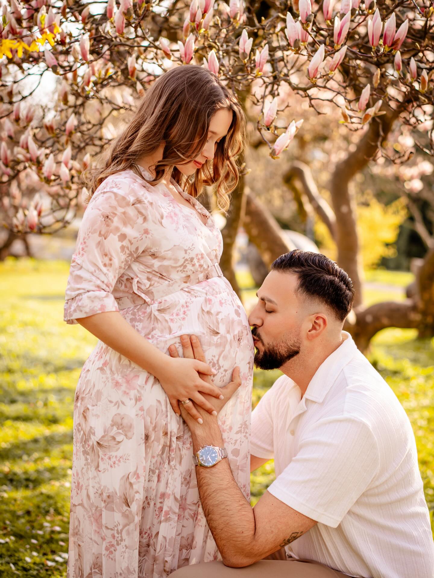 Choosing between an outdoor or studio maternity session can be tough… so you don’t have to. ✨
Both Standard and Deluxe sessions include the option to combine the softness of natural light with the timeless feel of the studio — all in one beautiful experience. 🤍
Because your story deserves more than one setting.
…
Die Entscheidung zwischen einem Outdoor- oder Studio-Maternity-Shooting fällt oft schwer… deshalb musst du dich gar nicht entscheiden. ✨
Sowohl die Standard- als auch die Deluxe-Session bieten dir die Möglichkeit, die natürliche Leichtigkeit draußen mit der zeitlosen Atmosphäre im Studio zu verbinden – in einem einzigen, besonderen Erlebnis. 🤍
Denn deine Geschichte verdient mehr als nur eine Kulisse.