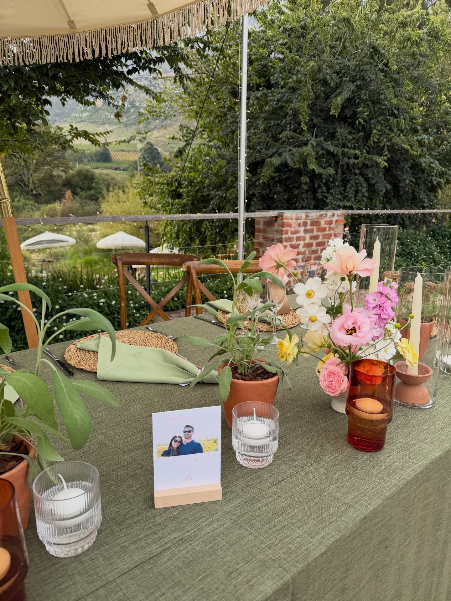 Authenticity is the aesthetic 🪴
Mega majestic mountains, flowing river, green lawns, lush garden beds - and the craziest beautiful sunset! 🌅
#oliverock
#destinationwedding
#gardenwedding
@rollingevents_sa
@paradisoflowers
@dj_west13
@urbantonicevents
@crumbcakessa
@olive_rock_venue
@saweddings
@pinkbooksa_
@tulbagh