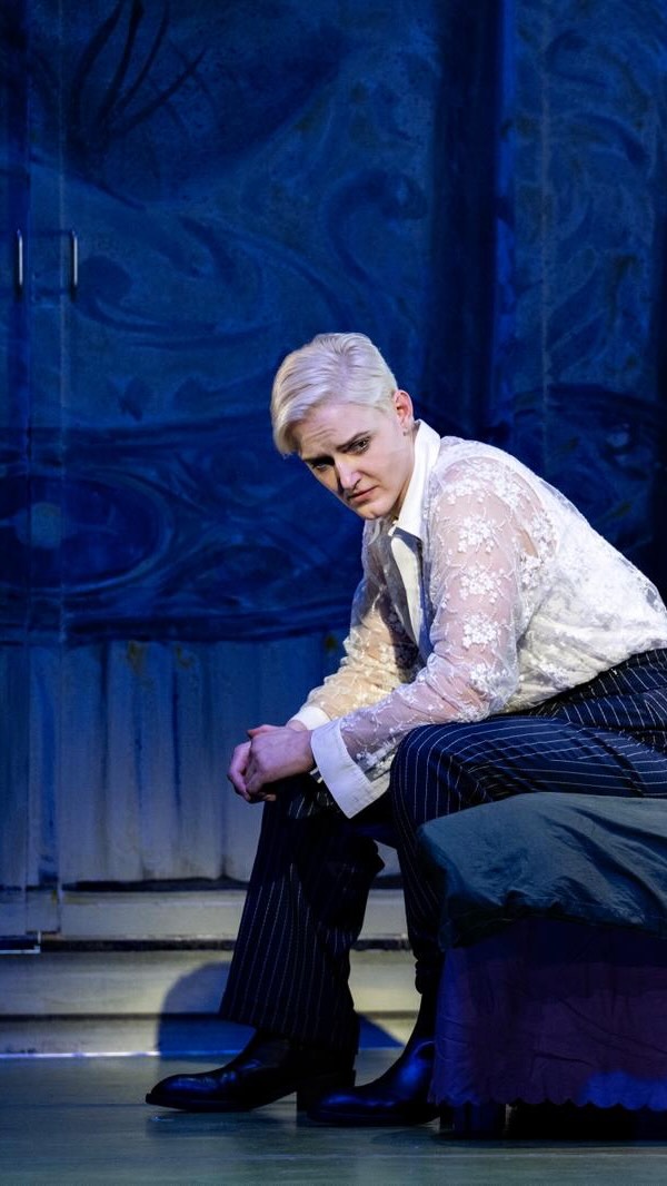 Only four performances left of our lush Rosenkavalier⦠going to revel in them all āØ
@andreaschwalbach - Regie
@signeheiberg_soprano
@susanneschyns