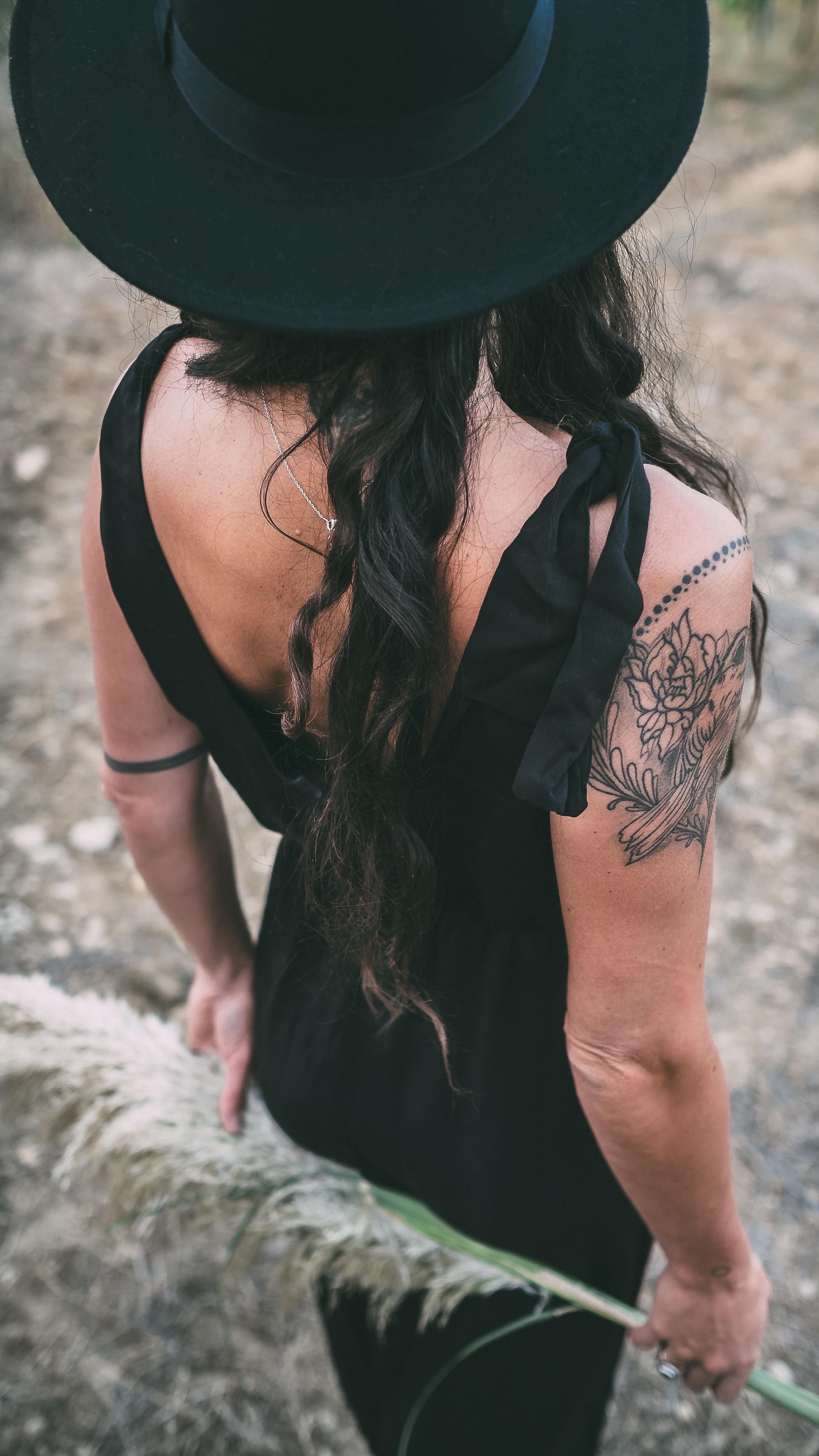 Geheimtipp,
saure Rinde für die Haare!
Eine saure Rinse ist wie ein kleines Naturwunder für dein Haar 🌿
Sie bringt die Kopfhaut wieder ins Gleichgewicht, glättet die Haarstruktur und schenkt natürlichen Glanz.
Meine Mischung aus Brennnessel & Apfelessig ist dabei besonders kraftvoll:
Die Brennnessel – oft unterschätzt – steckt voller wertvoller Mineralstoffe wie Eisen, Silizium und Magnesium. Sie stärkt die Haarwurzeln und unterstützt gesundes Wachstum.
Apfelessig klärt sanft, bringt Balance zurück und lässt dein Haar weich und lebendig wirken.
Für deine Rinse:
Eine gute Handvoll Brennnessel mit 350 ml Essig gut mixen, abfüllen und ein paar Tage stehen lassen. Danach ab Filtern und in eine Flasche füllen. Nach der Haarwäsche nimmst du 1-2 Esslöffel von dem fertigen Essig in eine Flasche (ca 500ml) und füllst Wasser hinzu. Schütteln und fertig ist deine Rinse.
Nach der Haarwäsche die saure Rinse über die Haare gießen und drinnen lassen. Keine Sorge der Geruch vom Essig verfliegt sofort. Die Haare fühlen sich wunderbar weich an und glänzen! Probier’s unbedingt aus 🤍
( Max 1x wöchentlich anwenden ist ideal)
Verdünnte Mischung hält im Kühlschrank eine gute Woche, der Essig sowieso mehrere Monate.
So einfach. So natürlich. So wirksam. 🌱✨
Hast du schon mal eine saure Rinse ausprobiert?
Alles Liebe
Deine Meli mint
.
#haare #hair #naturpur #brennnessel #rezept