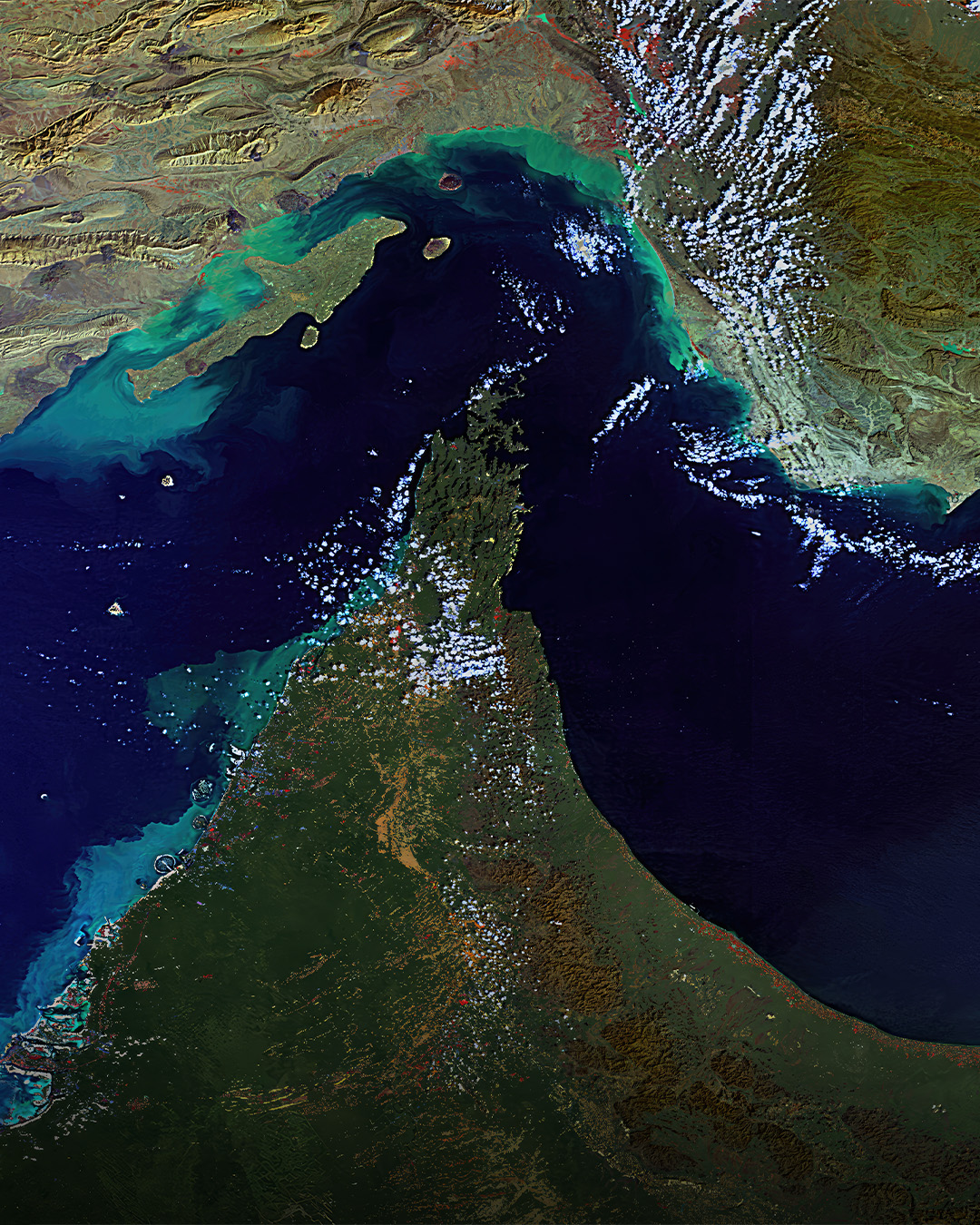 J’ai récemment retrouvé, amusé, cette peinture numérique qui représente une vue depuis l’espace que peu de personnes auraient reconnue il y a encore quelques semaines, mais que tout le monde semble connaître aujourd’hui. Elle simulait une végétalisation massive de la partie sud du détroit d’Ormuz (vous aurez donc reconnu), réalisée initialement pour la COP16 de Riyad sur la désertification.
Elle s’inscrit dans une série de peintures numériques réalisées avec des amis astronautes, à partir de données satellitaires de la NASA et de l’ESA, où j’imaginais le futur de notre planète vu depuis l’espace, en mettant en scène un certain nombre de scénarios. Dans celui-ci, la révolution verte prenait corps : des territoires entiers, aujourd’hui désertiques, se couvraient de verdure.
Forcément, aujourd’hui, cette image prend un sens particulier. J’ai voulu y ajouter une citation de Confucius, qui résonne avec la politique de ce cher président américain… ainsi qu’un court texte de mon amie Shirin Ebadi, Prix Nobel de la paix et juge iranienne, qu’elle avait rédigé pour mon ouvrage HOPES en 2021.
Là aussi, tout un symbole, car j’ai évidemment une pensée pour toutes les Iraniennes et tous les Iraniens qui souhaiteraient simplement vivre en paix, comme nous tous (ou presque, visiblement) dans ce monde.
❯ Nouveauté : Vous pourrez trouver à partir d'aujourd'hui de plus en plus de ces peintures, enrichies de nouvelles animations et de textes explicatifs mis à jour sur le blog de mon site officiel / www.yannickmonget.com
__________________
SOURCE : Peinture numérique tirée du livre HOPES, Symbiom Editions 2021
Commander le livre : https://www.symbiom.org/hopes
__________________
NOTES SUR L'IA : L'œuvre originale à la base de cette projection est une œuvre artistique, réalisée sans aucun recours à l'IA
#ormuz