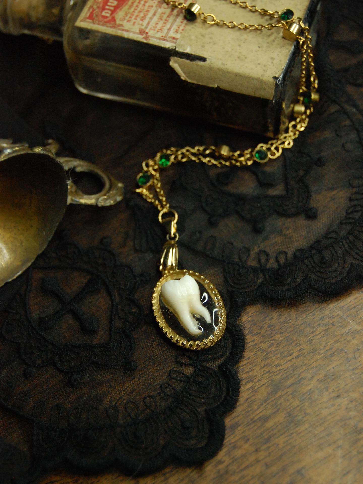 𝕳𝖚𝖒𝖆𝖓 𝕸𝖊𝖒𝖔𝖗𝖎𝖆𝖑
Réalisation d’un collier mémoriel orné d’une dent de sagesse en l’honneur du partenaire de @moormourne 🖤👩🏻❤️👨🏻
Si tu veux qu’on crée ensemble le bijoux de tes rêves pour garder un souvenir éternel de ton proche à la hauteur de ton amour pour lui, tu peux m’envoyer un message privé ou me contacter via mon site (lien dans la bio)💌
Bijoux mémoriaux victoriens, souvenirs, commémoratif, dents de sagesse