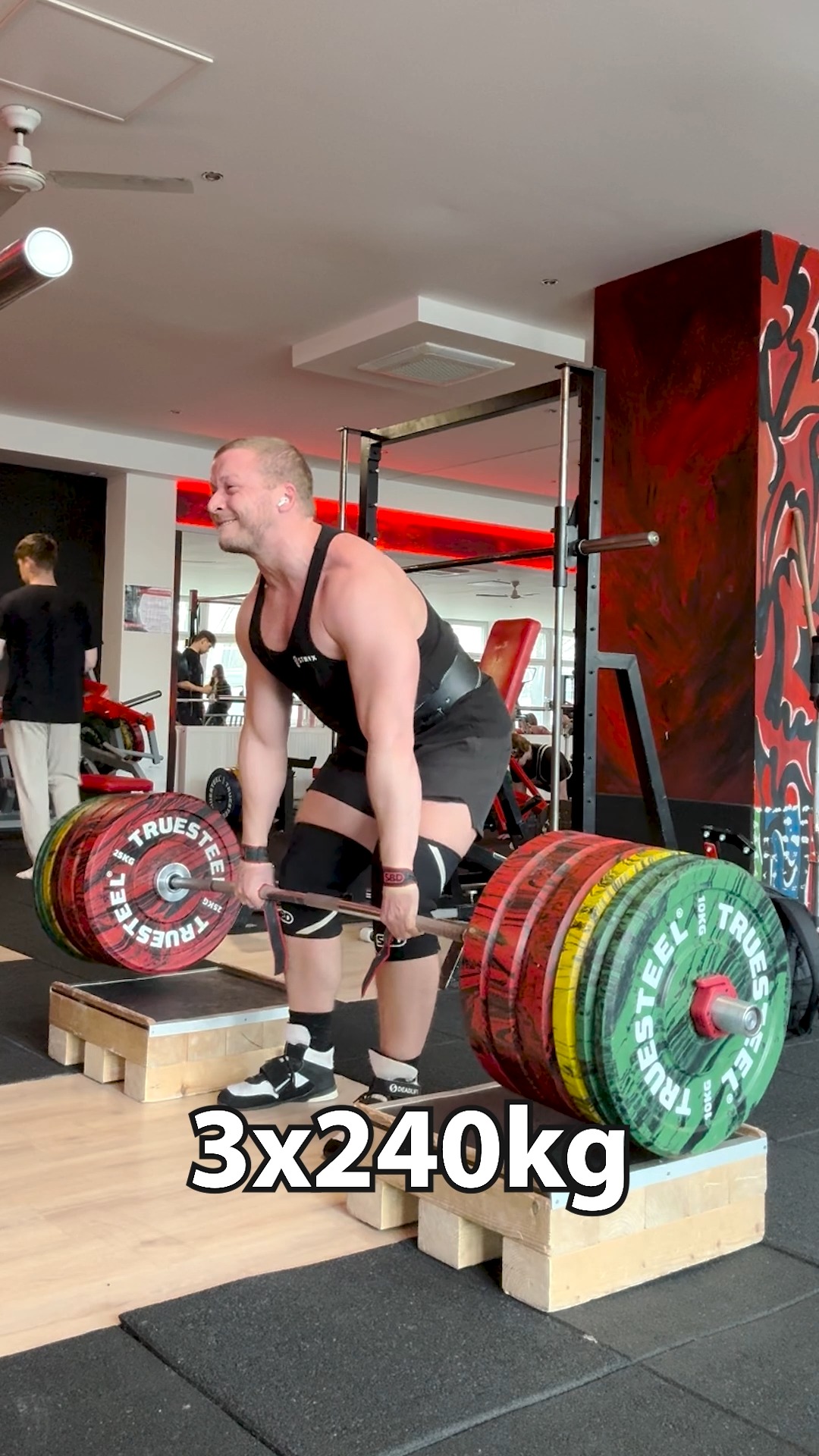 Včerejší dotahy, šel jsem all out s 240kg. Pomalu se do toho vracím.
Děti v posilovně povídali, že jsem starej, ale ani jeden z nich to nedá. 🔥💯