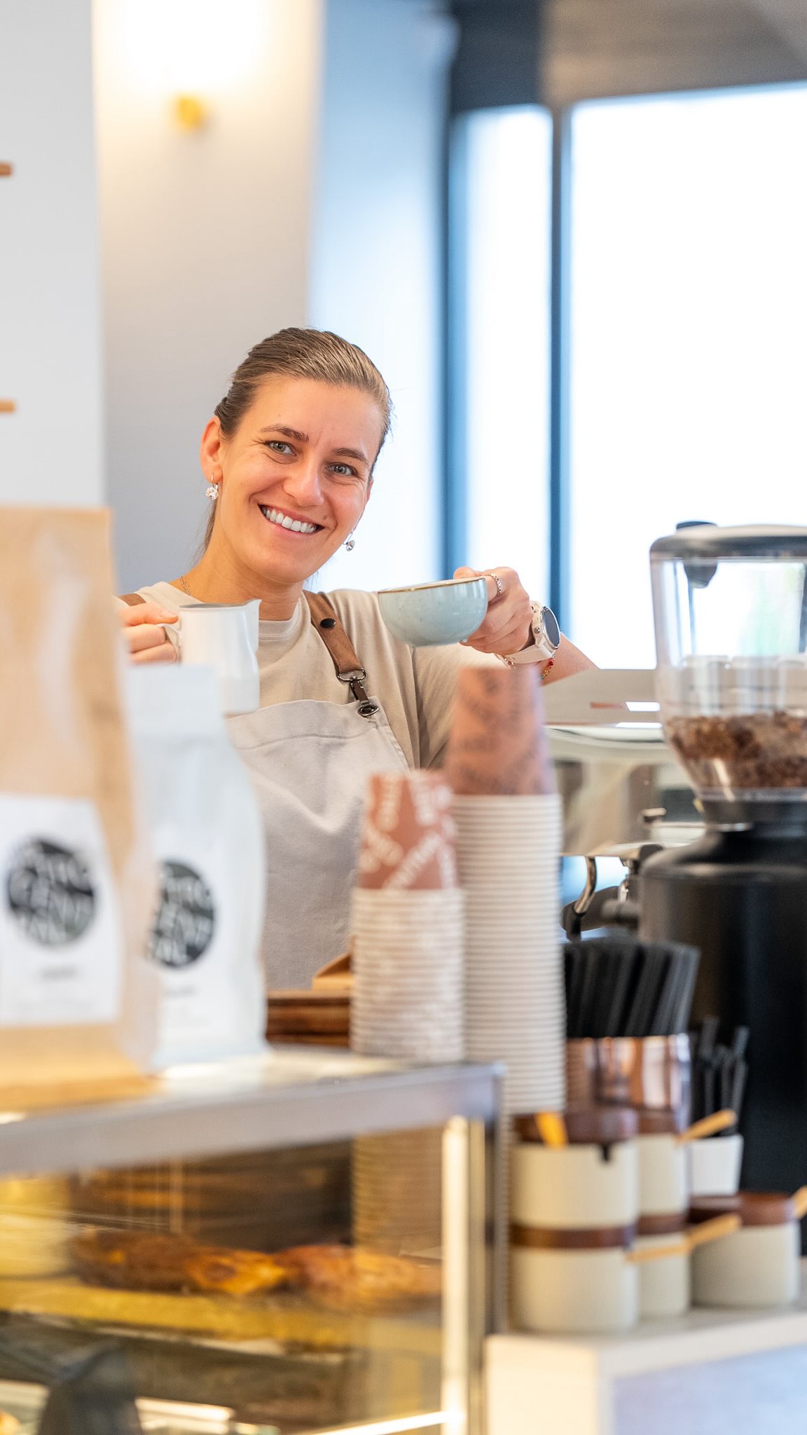 U nás si na kávě dáváme záležet a je to poznat v každém šálku.
Na výběr máte dvě cesty, každou úplně jinou, ale obě stojí za to.
🍫Tmavě pražený blend vás vezme do tónů ořechů, čokolády a jemného tabáku.
🫐 Naopak naše Tanzánie je světle pražená, s medovo-ořechovou sladkostí a lehkým ovocným nádechem lesních plodů.
Kávy pro nás připravuje na míru @rusty_nails_coffee_roasters, proto si za nimi můžeme opravdu stát.
K tomu prostředí, ve kterém se chcete zdržet o chvíli déle, a servis, který dělá rozdíl ✨
Tak co, jste spíš team tmavý, nebo světlý?
A co si ke kávě dáváte nejradši? ☕️