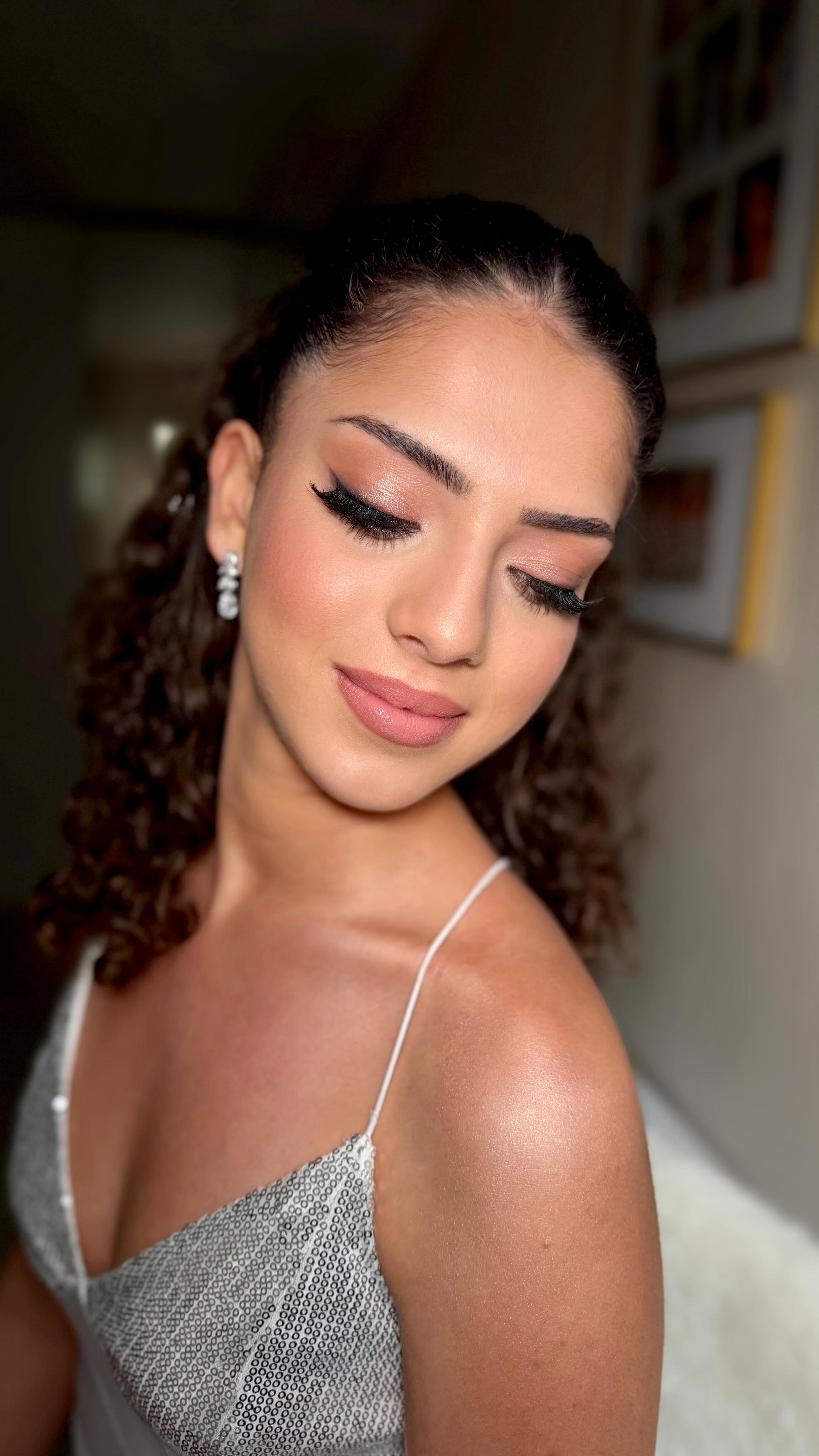 Changing your dress for the evening? ✨
Upgrade your hair & makeup to match…
From soft daytime radiance to elevated evening glam — because you deserve to feel incredible all day and nigh!
The change is available in my VIP package or as an evening add-on 🤍
Cambridge & London bridal specialist
#CambridgeBride #LondonBride #LuxuryBride #BridalHairAndMakeup #weddingmakeupartist