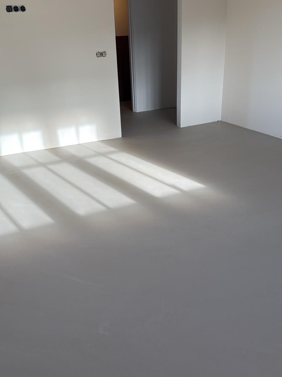 Weer zo’n mooi project opgeleverd ✨ Deze lavasteen vloer zorgt voor een sterke basis én een warme uitstraling in huis