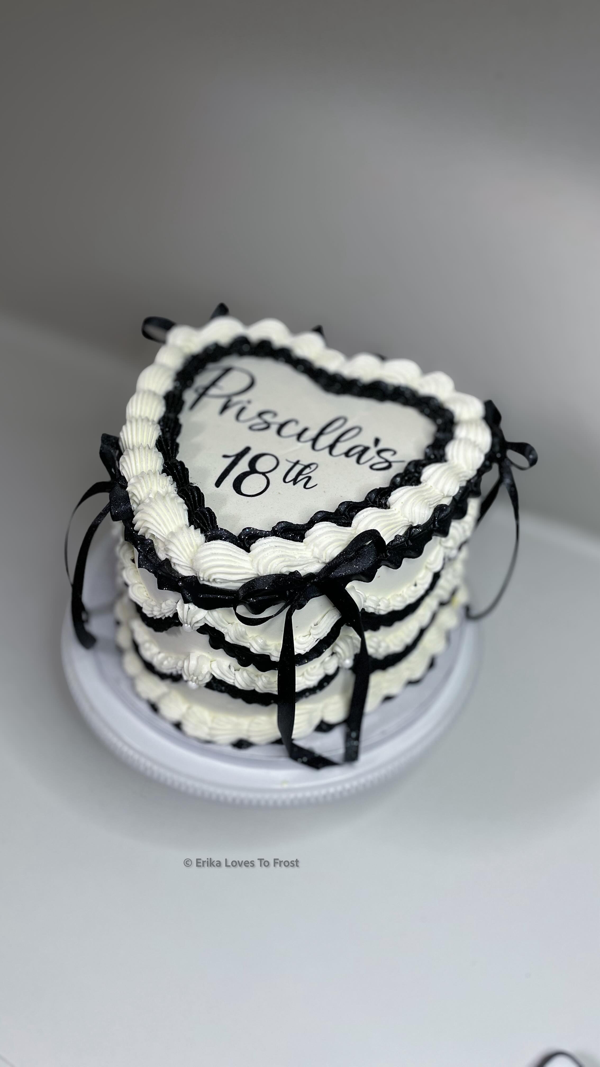 Black & White for Priscilla’s 18th ✨🖤🤍 #erikalovestofrost #murrietacakes #blackandwhiteheartcake #buttercreamcakestemecula #vintageheartcakesriversidecounty