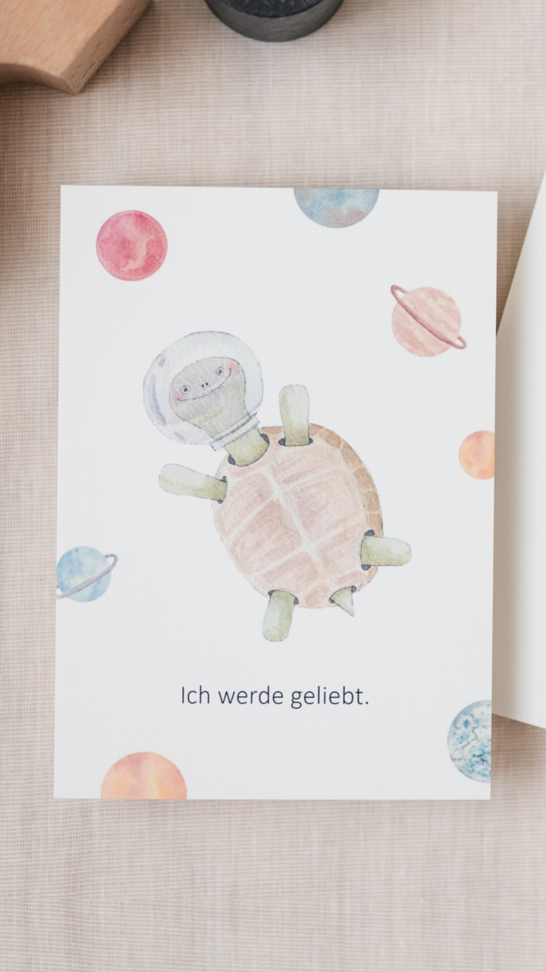 Manchmal sind es nicht die großen Gespräche.
Sondern die kleinen Sätze, die Kinder immer wieder hören - und irgendwann anfangen zu glauben.
✨ Ich bin wertvoll.
✨ Ich werde geliebt.
Diese Worte prägen, wie sie sich selbst sehen.
Genau dafür habe ich diese Affirmationskarten für Kinder entwickelt:
um sie im Alltag sanft zu stärken - ohne Druck, ohne Zwang.
Für mehr Selbstvertrauen.
Für mehr Verbindung.
❤️
Die 16 Affirmationskarten im Set findest du in meinem Shop!