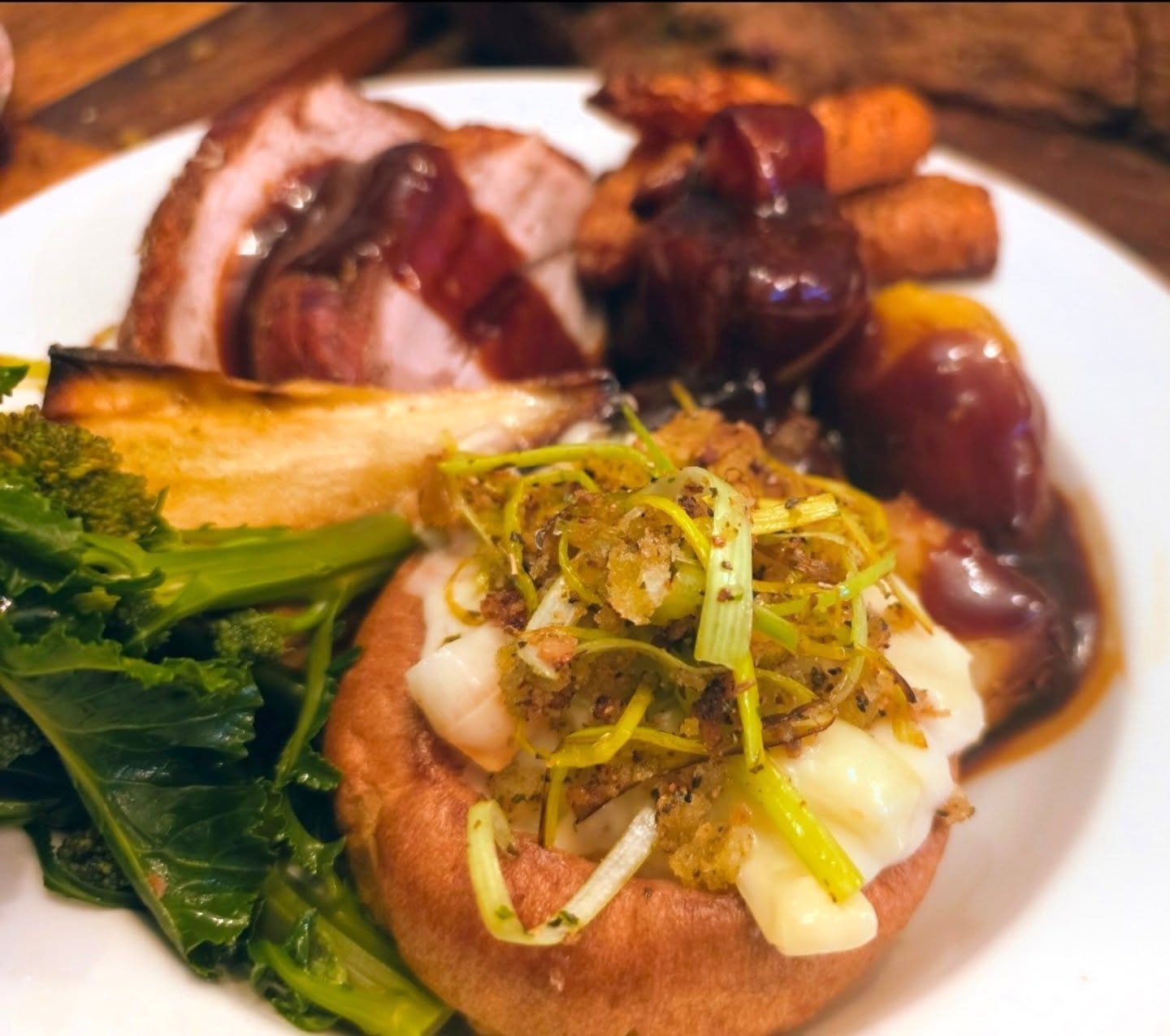 You could fill that well in a yorkshire pudding with lots of gravy,, and I'd be absolutely, totally down for that ... Or, you could fill them with tender Leeks in a Creamy White Wine Sauce, then top it with Crispy Strips of Leek & Garlic Bread Crumbs 🩷 ... Just saying 😘
#roastie #sundayroast #foodlover #yorkshirepudding #delicious ciious