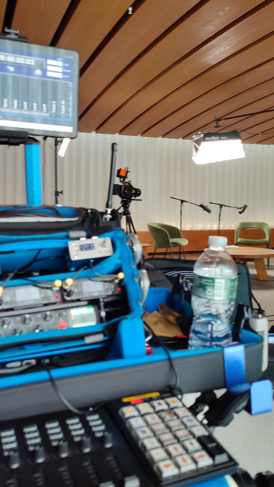 Tyty @fredofhouse_ for the hookup to make the podcast setup happen 🎙️ 🎙️
•
#soundspeeds #filmsetlife #soundmixer #soundcart