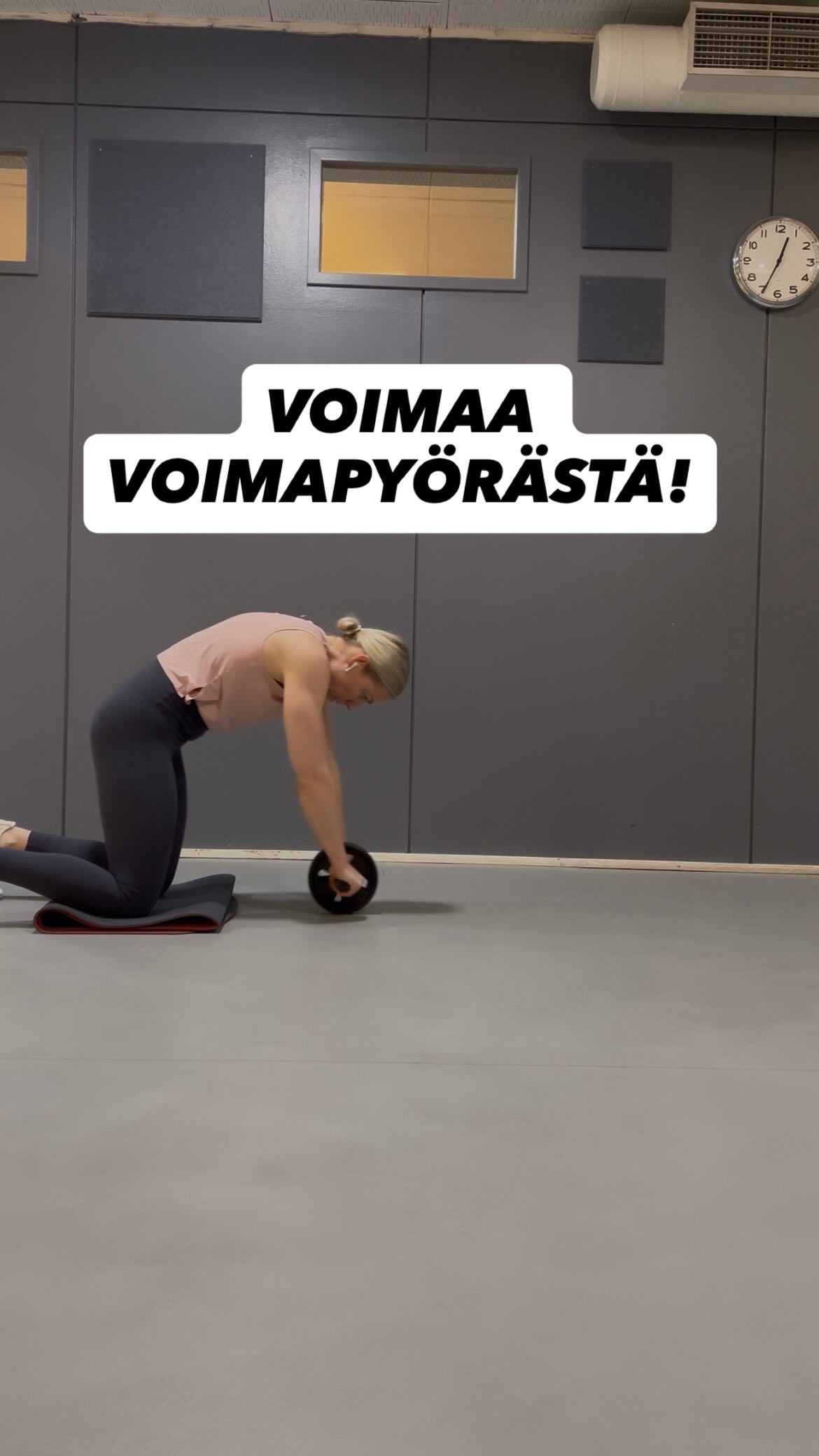 VOIMAPYÖRÄ!🔥
Voimapyörä on tehokas keskivartalon harjoite, joka kuormittaa erityisesti suoraa vatsalihasta, vinoja vatsalihaksia sekä syviä tukilihaksia. Samalla liike kehittää myös hartioiden ja ylävartalon voimaa ja kehonhallintaa.💪🏻
Tässä kolme eri tasoa:
1. Lähellä seinää (pidä kädet suorana koko liikkeen ajan, älä päästä selkää notkistumaan)
2. Hieman kauempana seinästä
3. Ilman seinän tukea
Kokeile: 3 x 8 toistoa hyvällä liikehallinnalla! 💪🏻
Mikä tasoista menee? kommentoi alle!🤩
Tallenna ja testaa! ✅
Seuraa tiliäni jos kaipaat lisää treenivinkkejä! 💪🏻
#vahvacore#voimapyörä#core#voimaa#liikunta