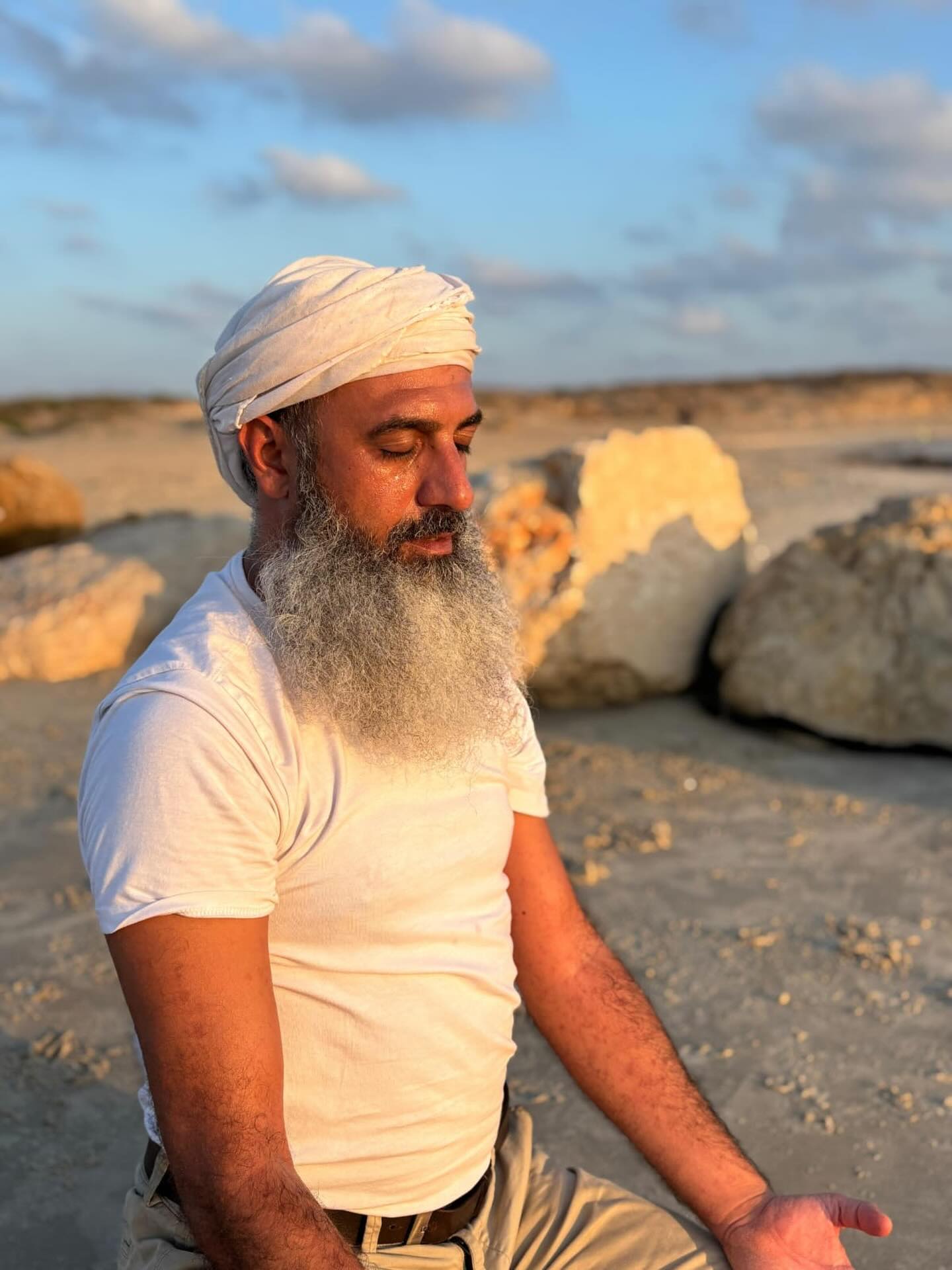 החיים (כביכול) חזרו למסלולם, אבל מה עם הגוף? 🌿
הגוף שלנו עדיין נושא את המשקעים של התקופה האחרונה – מתח, חוסר ודאות וטראומה מצטברת. זה מתבטא לעיתים קרובות בחרדות, לחצים בחזה, הפרעות שינה, כאבי גב וראש, או בעיות עיכול והורמונליות.
קשה מאוד להמשיך לתפקד כך לאורך זמן. זה הרגע לעצור, לטפל בעצמנו ולחזור למסלול בצורה מיטיבה.
נעים להכיר, אני יניב ישראל נפתלי.
מומחה בשיטת ICS המשלבת אוסתאופתיה וקרניוסקראל. בשנים האחרונות ליוויתי מאות אנשים בדרך לחיים ללא כאב פיזי או נפשי.
כדי לאפשר לכמה שיותר אנשים להגיע לטיפול בתקופה המורכבת הזו, ובמיוחד לכבוד חודש אייר – חודש הריפוי והרפואה, אני יוצא במבצע לשבועיים הקרובים:
✅ טיפול של שעה ב-260 ש”ח בלבד (במקום 550 ש”ח).
📍 מיקום: הקליניקה באזור התעשייה המתחדש של מעיין צבי.
מוזמנים לפנות אליי בווטסאפ לתיאום ופרטים נוספים:
יניב ישראל 0522515681