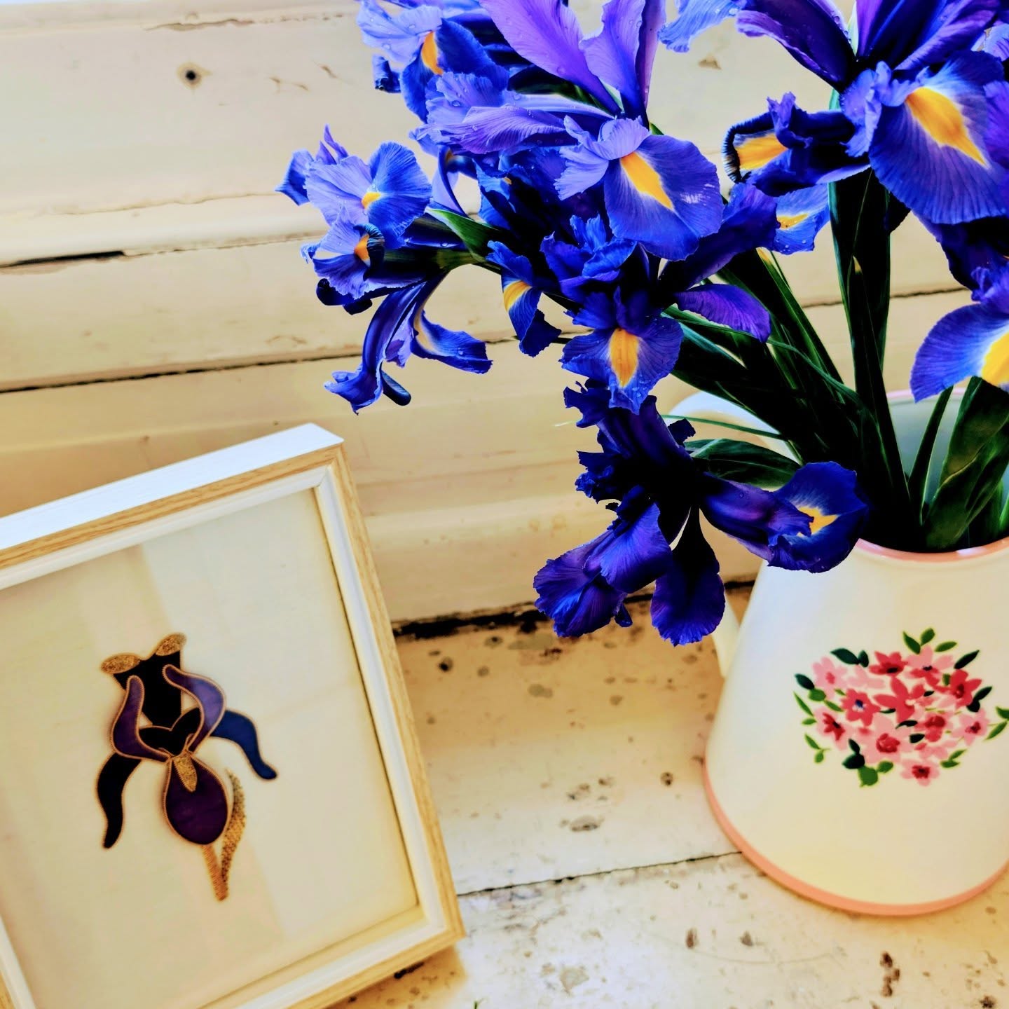 Had a fantastic weekend teaching my two day Walter Crane Stumpwork Iris class.
Had a bit of serendipity the first morning when I arrived as I ran into the lovely Tatiana who is the florist for the royal chapel at HCP. She just happened to be carrying a huge bunch of purple Iris for a new display and she kindly gifted me some for the classroom 😍
I also arrived a little earlier the second day so I took a little walk through the Rose Gardens to photograph the wisteria for a new class idea 😊
#iris #spring #goldwork #stumpwork #flowers