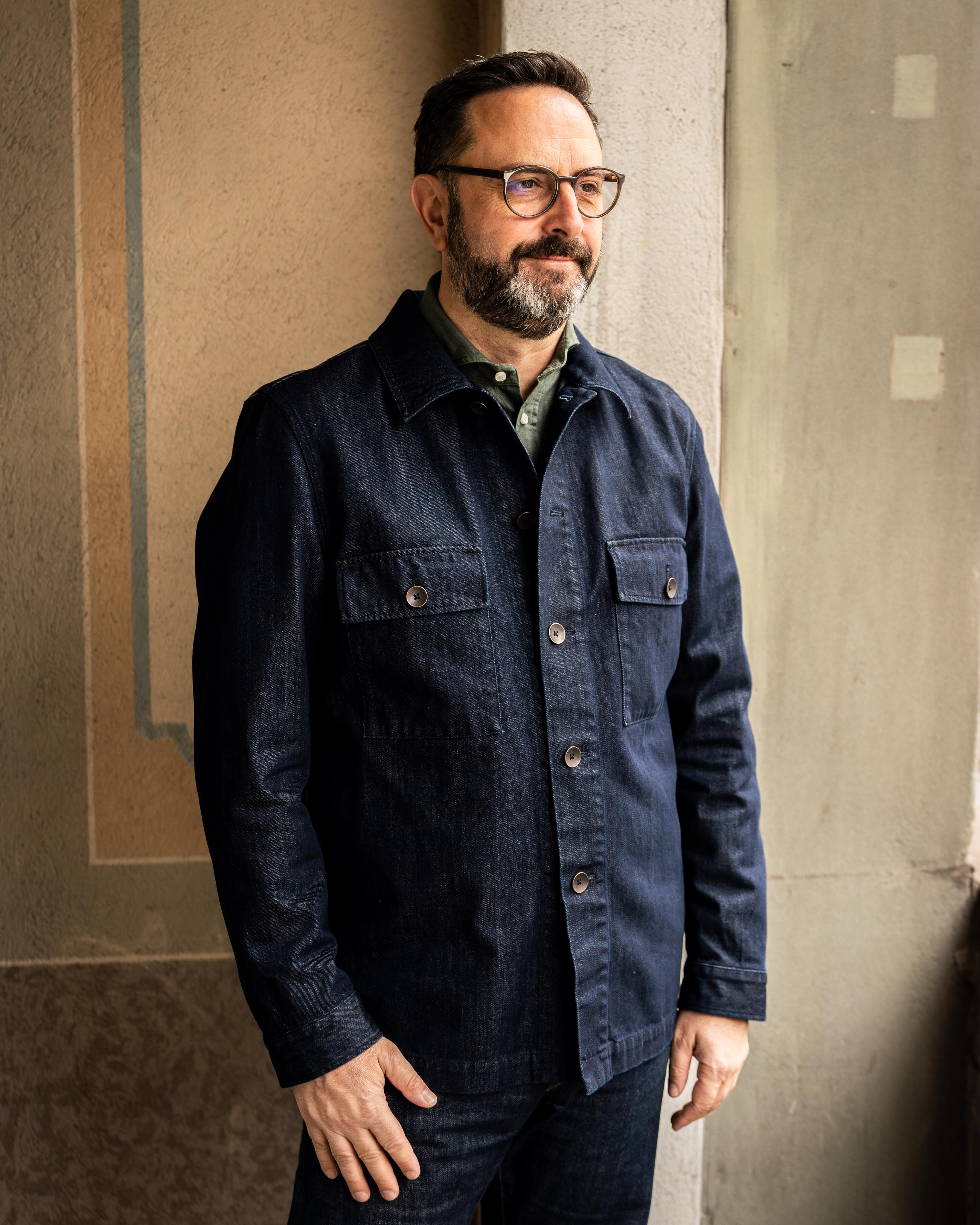 Heavy denim vibes.
Unser 585g Denim Shacket - washed, cool, ready to style.
Geht easy mit Jeans, Chino oder klassischer Hose.
Mehrere Denim Varianten bei uns im Store.
#shacket #masshemd #fashion #herrenmode #style