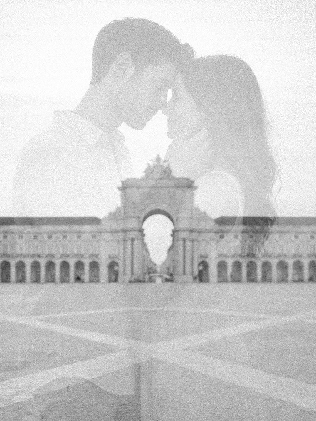 Lisbon at dawn.
Soft light, slow steps, eyes that say everything.
Nothing extra, everything felt.
Elías & Helena 🇵🇹