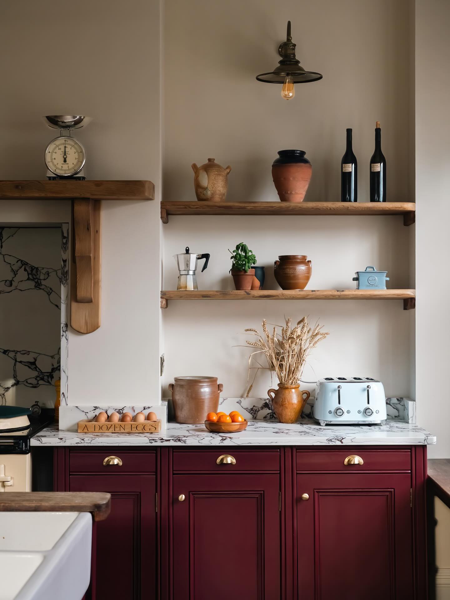 We went big on colour in this kitchen and adjoining pantry adding immediate character. By highlighting the cabinetry and going for a bold drench in the pantry we changed the feel of the spaces entirely, mostly through the power of paint 💙❤️
📸 @we.are.thetwins
#kitchenrefresh #colourfulhome #pantrygoals
